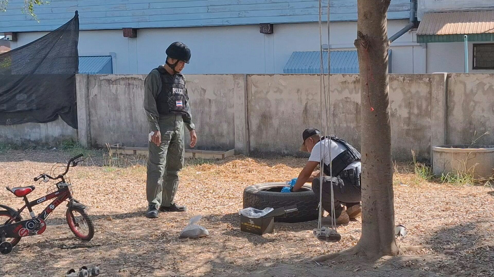 泰國有狗狗將炸彈當玩具拿給小主人，狗主報警後先將炸彈放入紙箱再用輪胎圍起，再交由到場警員處理。（網上圖片）