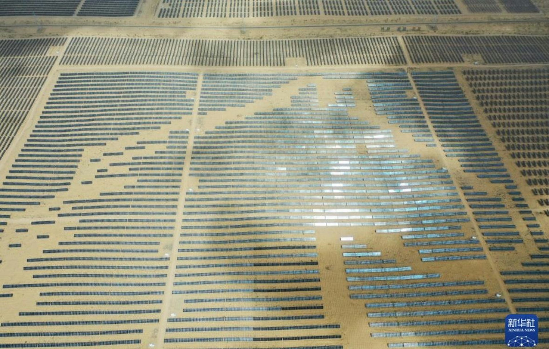 內蒙古鄂爾多斯境內的庫布其沙漠,正在建造「400公里長的光伏長城」。(新華社) 內蒙古鄂爾多斯境內的庫布其沙漠,正在建造「400公里長的光伏長城」。(新華社)