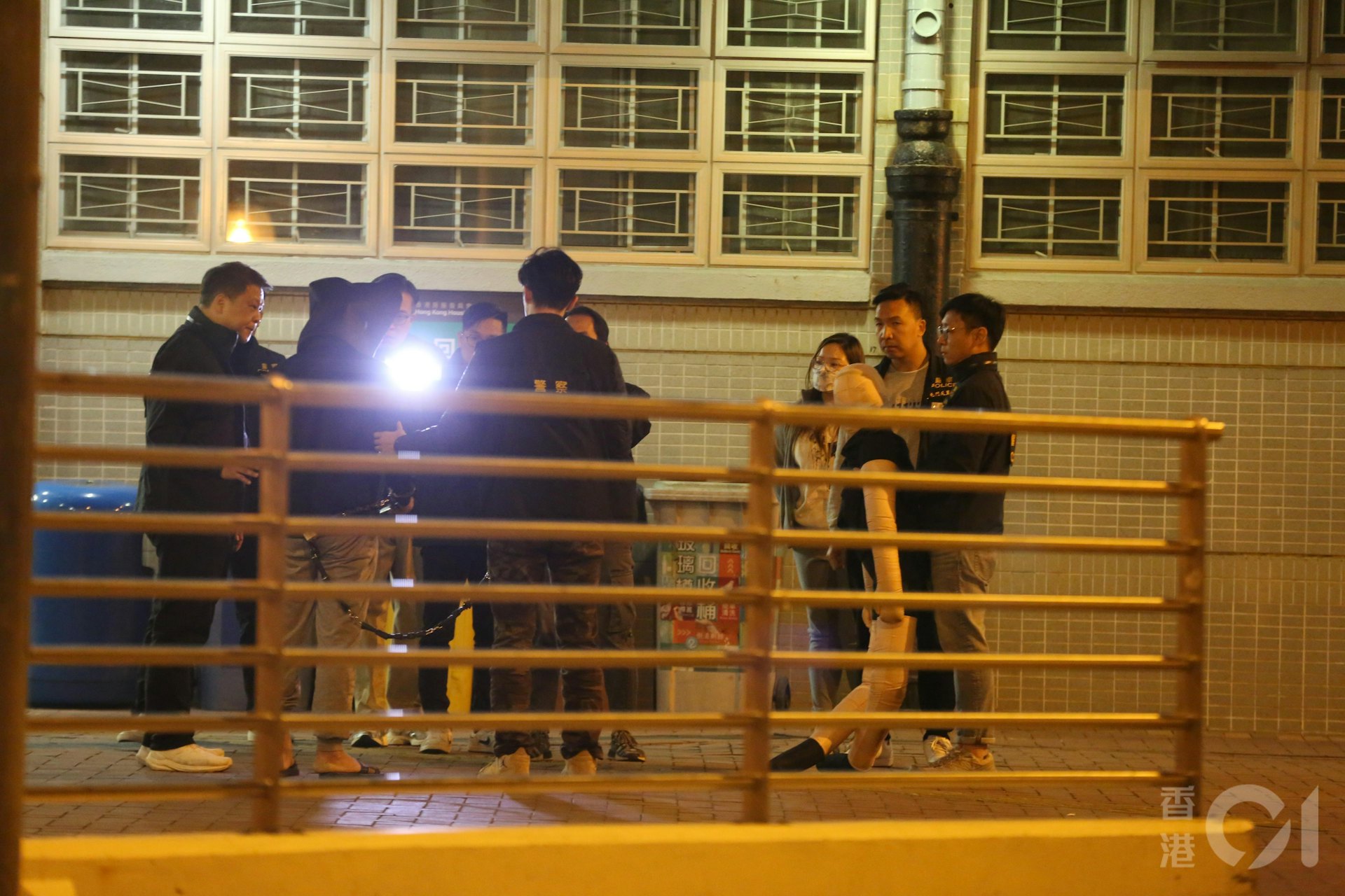 屯門寶田邨謀殺案,疑犯在7座地下對開垃圾回收站重組案情,警方以假人充作死者。(王譯揚攝) 屯門寶田邨謀殺案,疑犯在7座地下對開垃圾回收站重組案情,警方以假人充作死者。(王譯揚攝)
