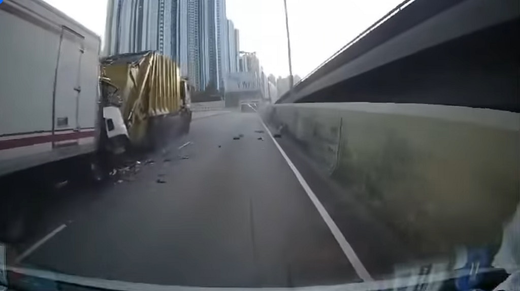 連翔道貨車撼停在慢線的垃圾車，貨車司機被困。（網上片段截圖）
