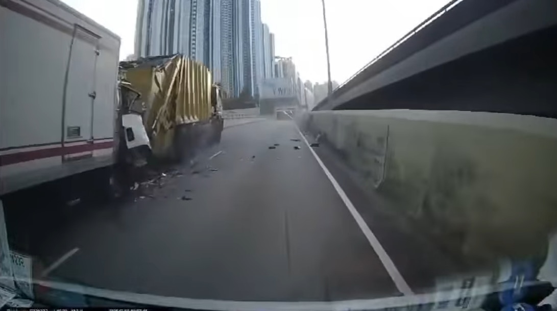 貨車疑未有收掣下猛烈地撞向垃圾車，衝擊力大至貨車車尾升起，大量碎片散落在兩條行車線。 （網上影片截圖）