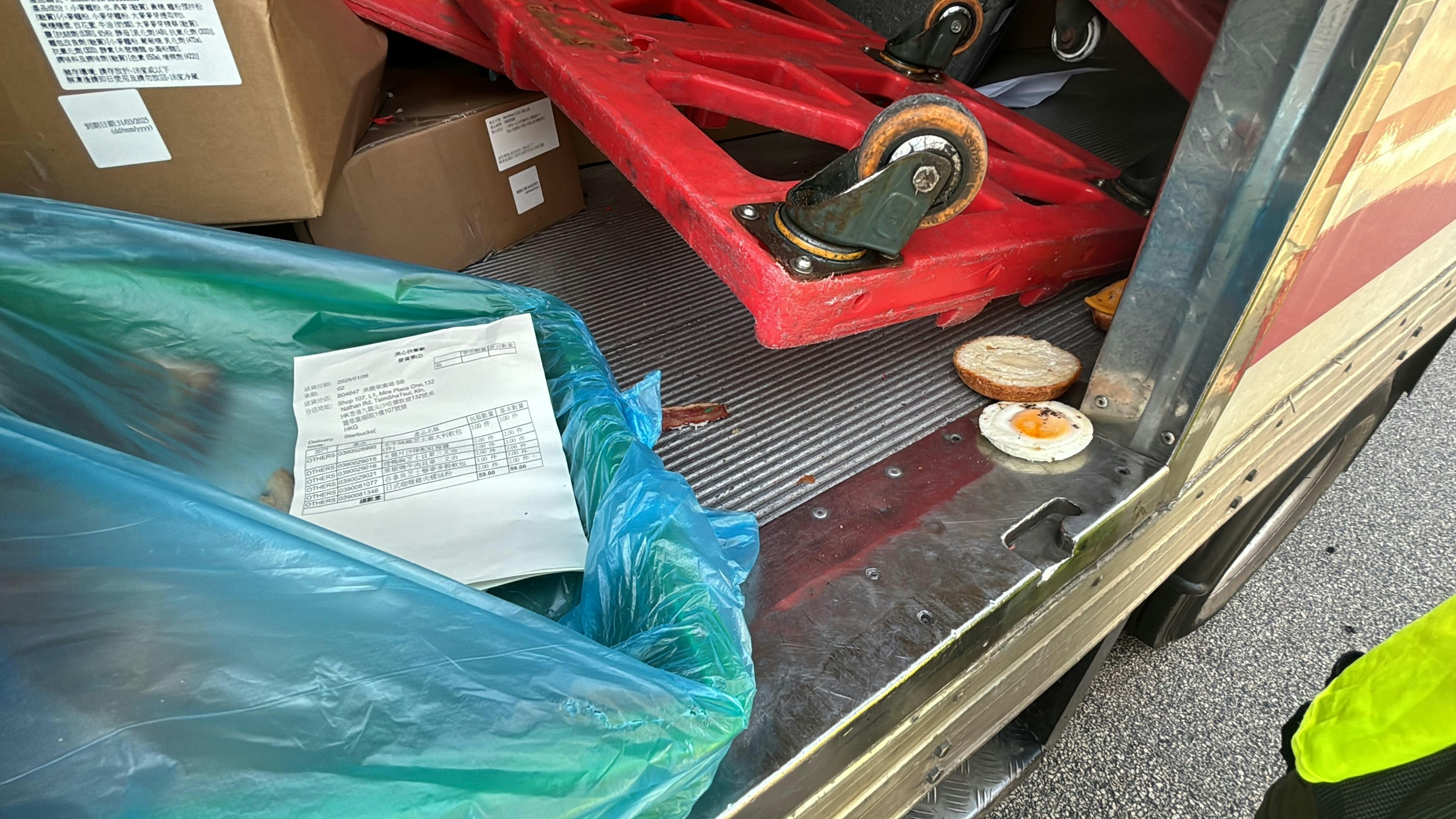 貨車上貨單顯示司機正前往尖沙咀區送貨。（馬耀文攝）