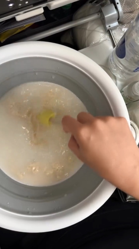 一名美国女网红发布在飞机上「手作面包」的影片，火速引爆话题（IG@leafandloafco）
