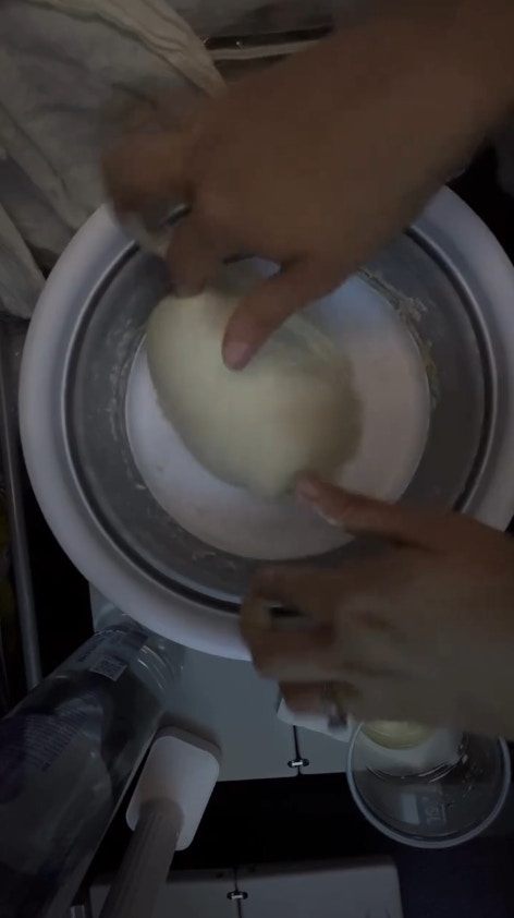 一名美国女网红发布在飞机上「手作面包」的影片，火速引爆话题（IG@leafandloafco）