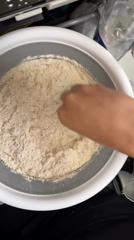 一名美国女网红发布在飞机上「手作面包」的影片，火速引爆话题（IG@leafandloafco）