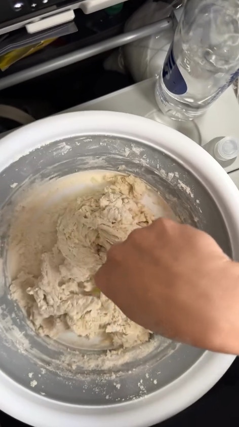 一名美国女网红发布在飞机上「手作面包」的影片，火速引爆话题（IG@leafandloafco）