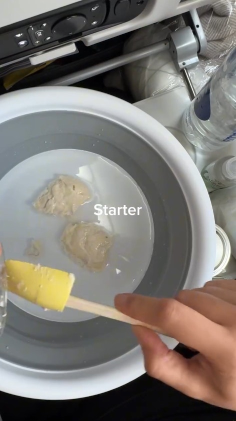 一名美国女网红发布在飞机上「手作面包」的影片，火速引爆话题（IG@leafandloafco）