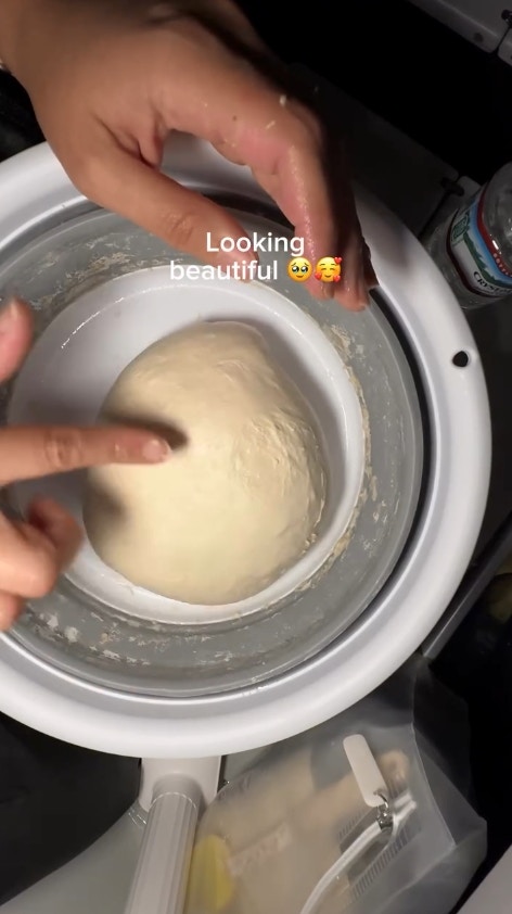 一名美国女网红发布在飞机上「手作面包」的影片，火速引爆话题（IG@leafandloafco）
