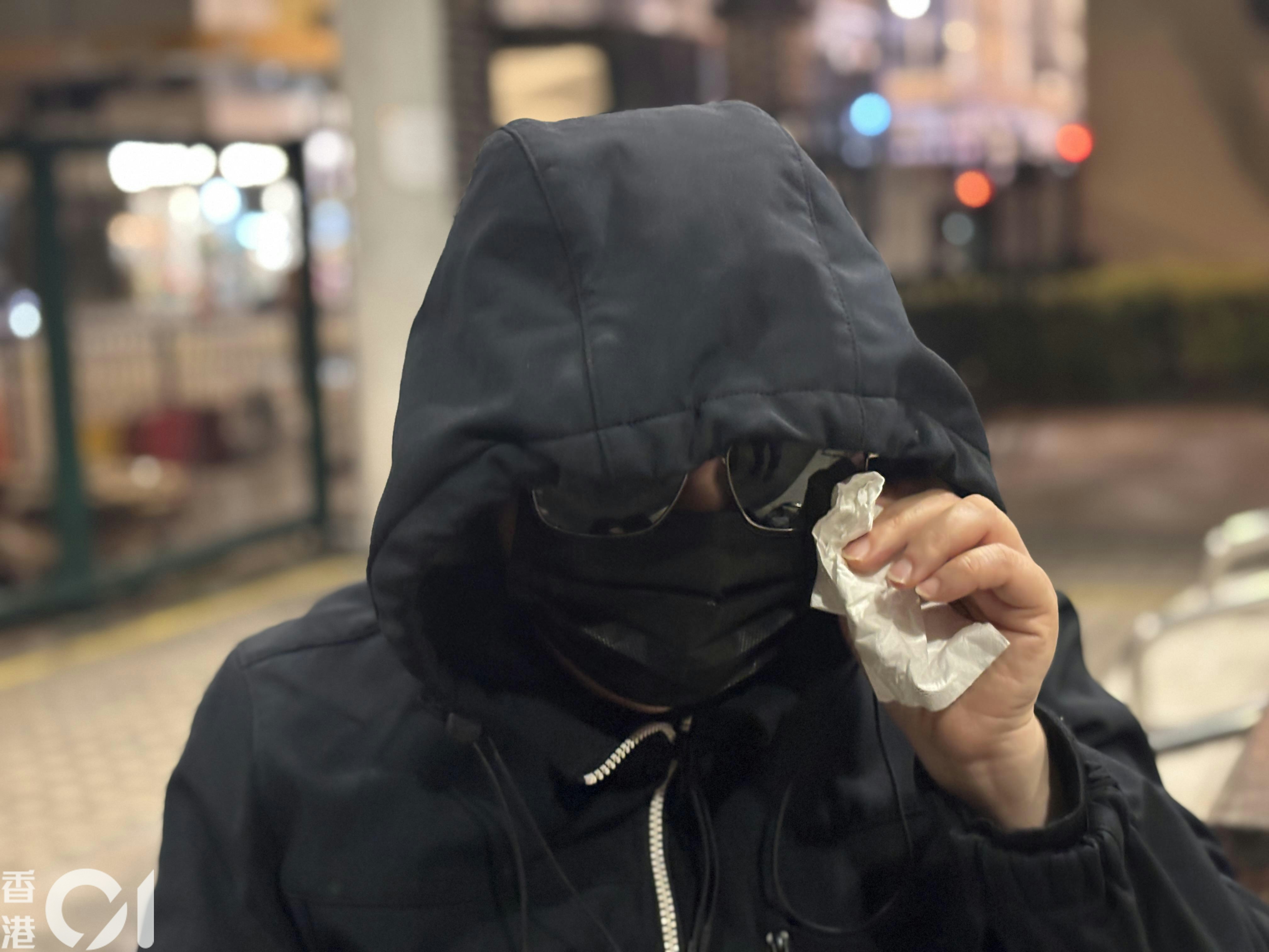 九龍灣宏基街1月3日發生致命車禍，電單車27歲姓黃鐵騎士當場死亡，其母黃太1月6日接受《香港01》訪問，哭訴愛兒「死得好慘」。（陳浩然攝）