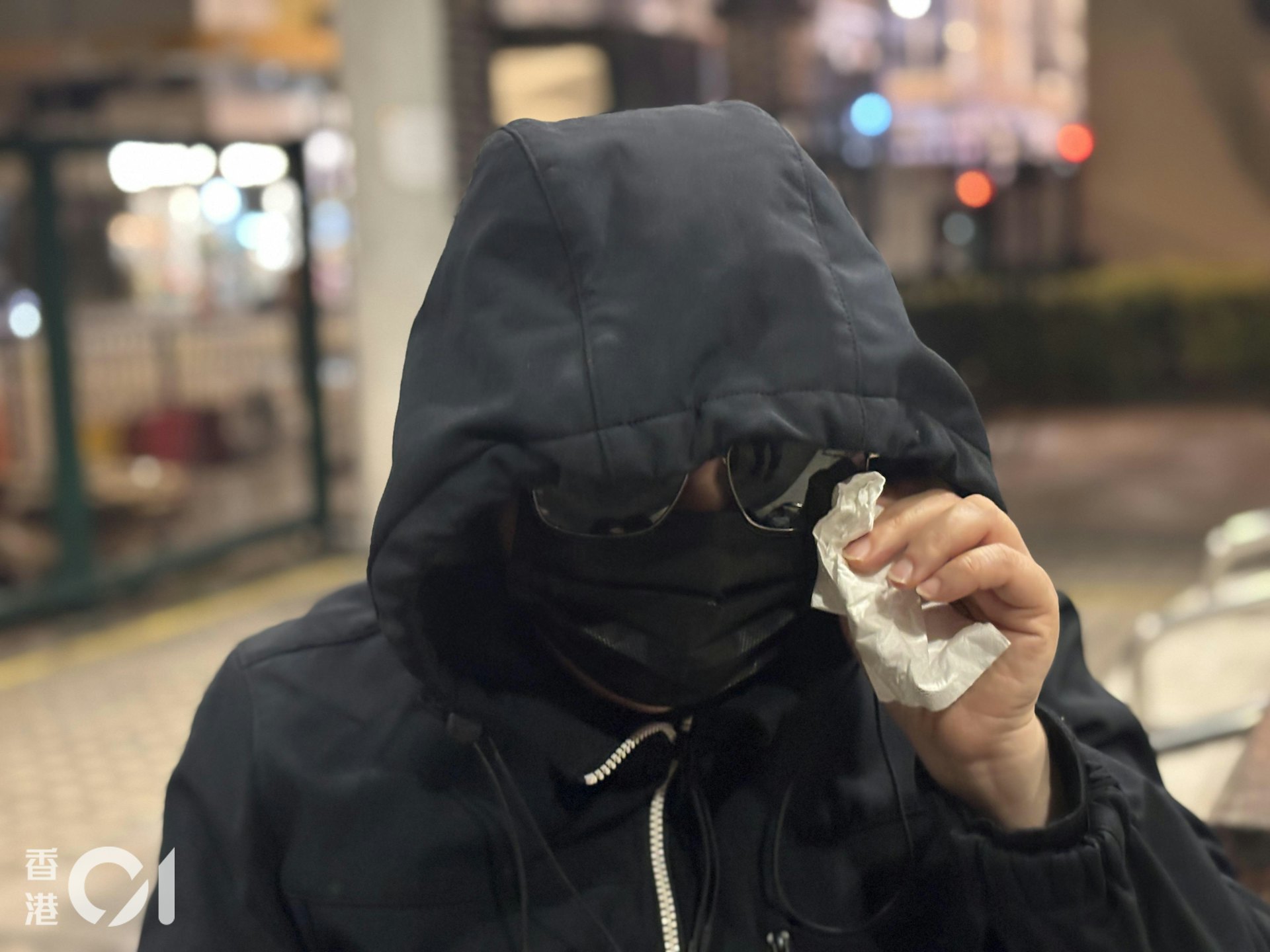 九龍灣宏基街1月3日發生致命車禍,電單車27歲姓黃鐵騎士當場死亡,其母黃太1月6日接受《香港01》訪問,哭訴愛兒「死得好慘」。(陳浩然攝)