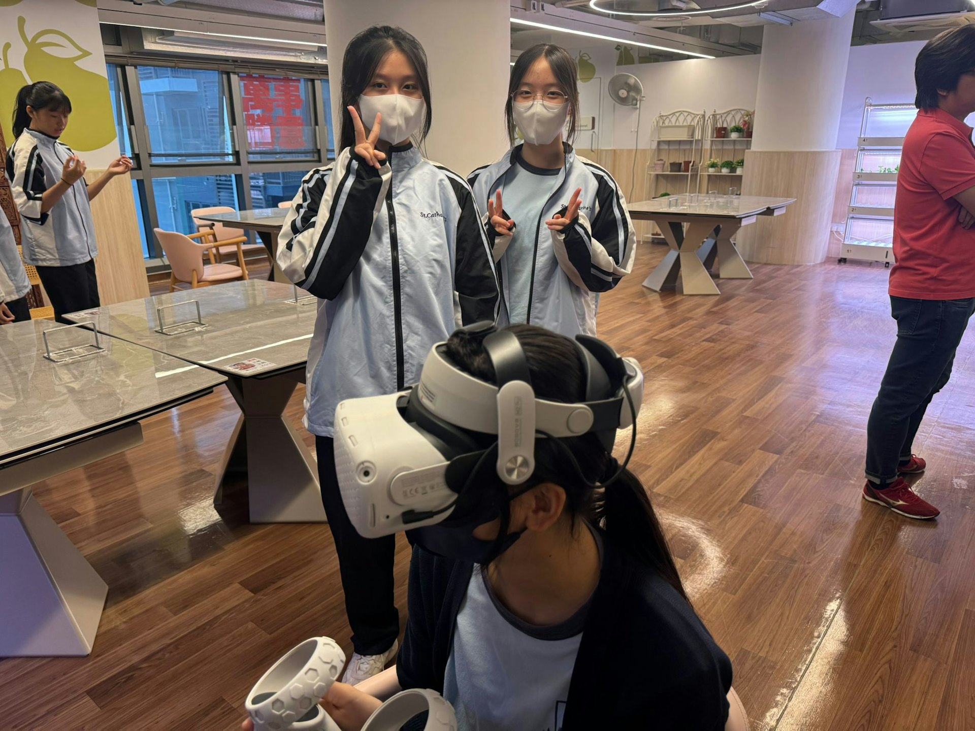 聖傑靈女子中學學生,即場體驗時下最新的VR的裝置,並了解如何利用VR照顧長者。 聖傑靈女子中學學生,即場體驗時下最新的VR的裝置,並了解如何利用VR照顧長者。