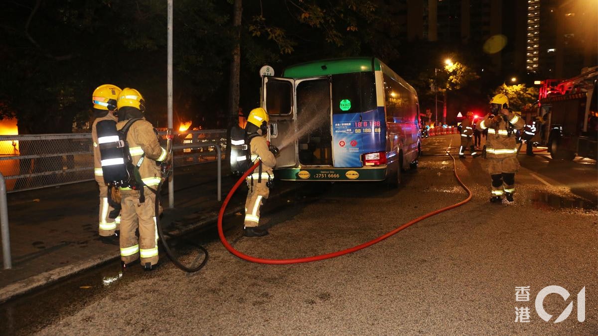何文田愛民邨小巴冒煙起火 消防開喉射水撲熄 警暫列縱火調查 何文田愛民邨小巴冒煙起火 消防開喉射水撲熄 警暫列縱火調查