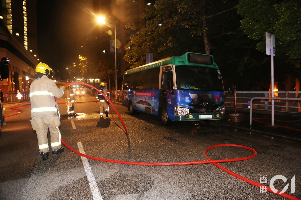 小巴車頭和車身熏黑。(陳永武攝) 小巴車頭和車身熏黑。(陳永武攝)