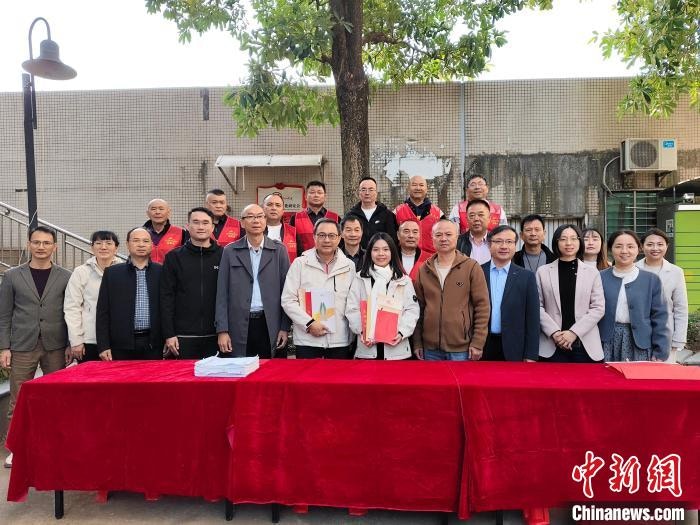 南安市僑聯、美林文化研究會向黃海玲贈送《南安華僑志》等書冊，以及印有黃海玲在東頭角落這一派系族譜信息的冊子。（中國新聞網）