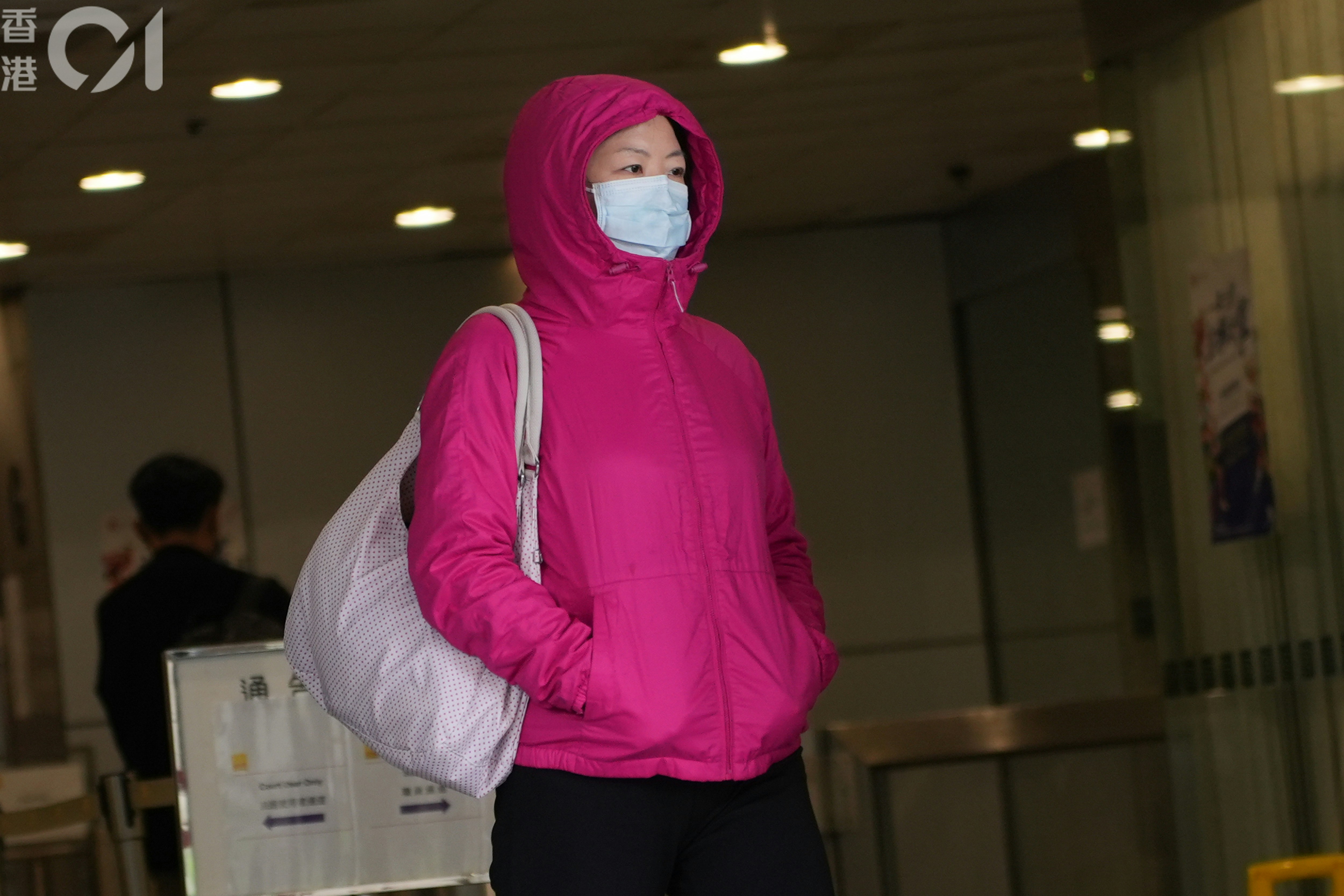 證監前副總監鄧映霞涉妨礙司法提堂離庭換魷魚遊戲桃紅色上衣出