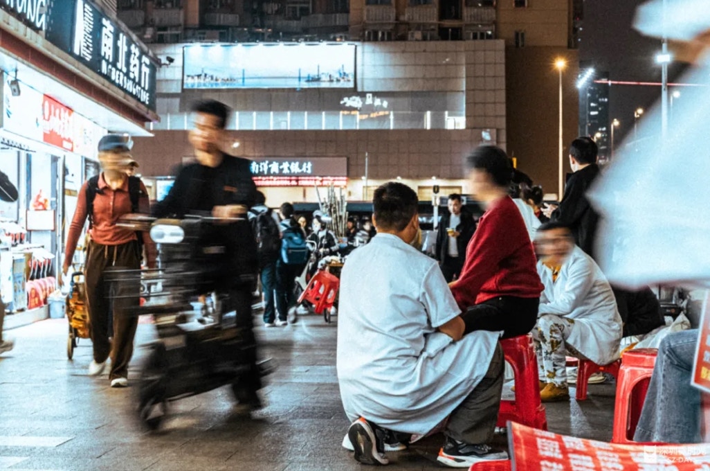 深圳興起按摩地攤，不少客人來自香港。（深圳微時光授權使用）