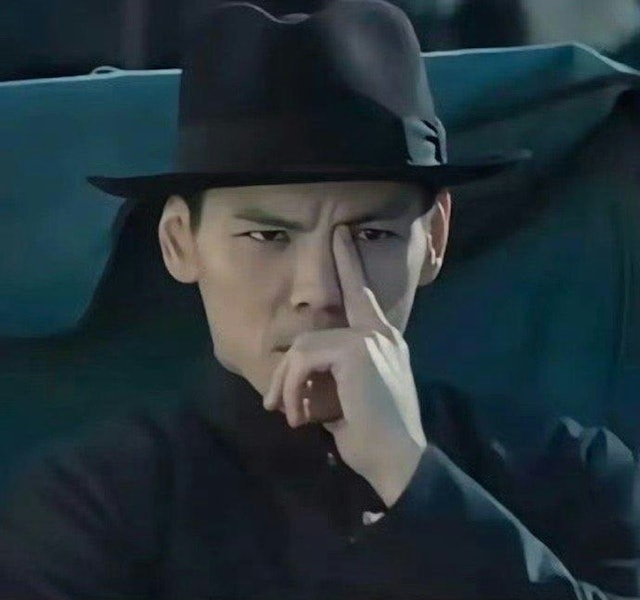 向佐曾參演不同角色，他在《門前寶地》中摸鼻子動作掀起模仿潮。（微博圖片）