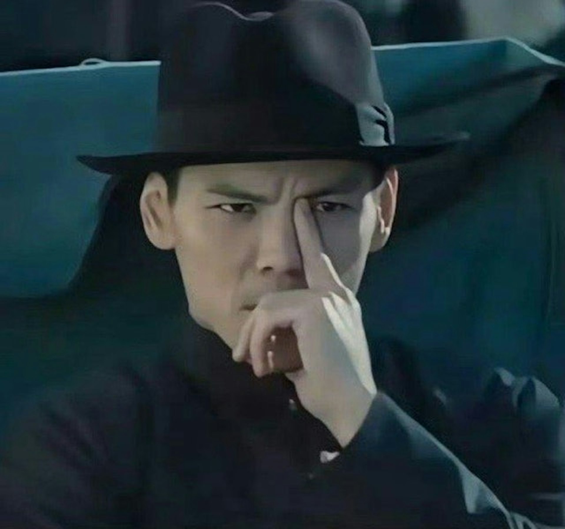 向佐曾參演不同角色,他在《門前寶地》中摸鼻子動作掀起模仿潮。(微博圖片)
