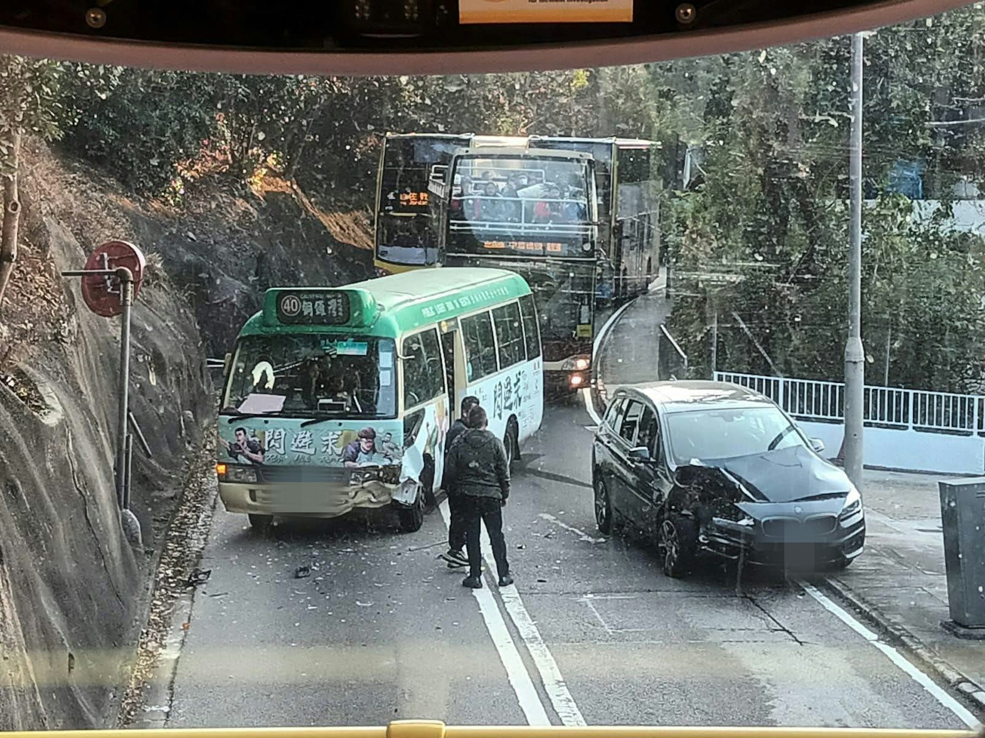 現場圖片所見,小巴左邊車頭及私家車右邊車頭凹陷, 而2名男子站在肇事路段。(車cam L(香港群組)Facebook / Bosco Chu) 現場圖片所見,小巴左邊車頭及私家車右邊車頭凹陷, 而2名男子站在肇事路段。(車cam L(香港群組)Facebook / Bosco Chu)