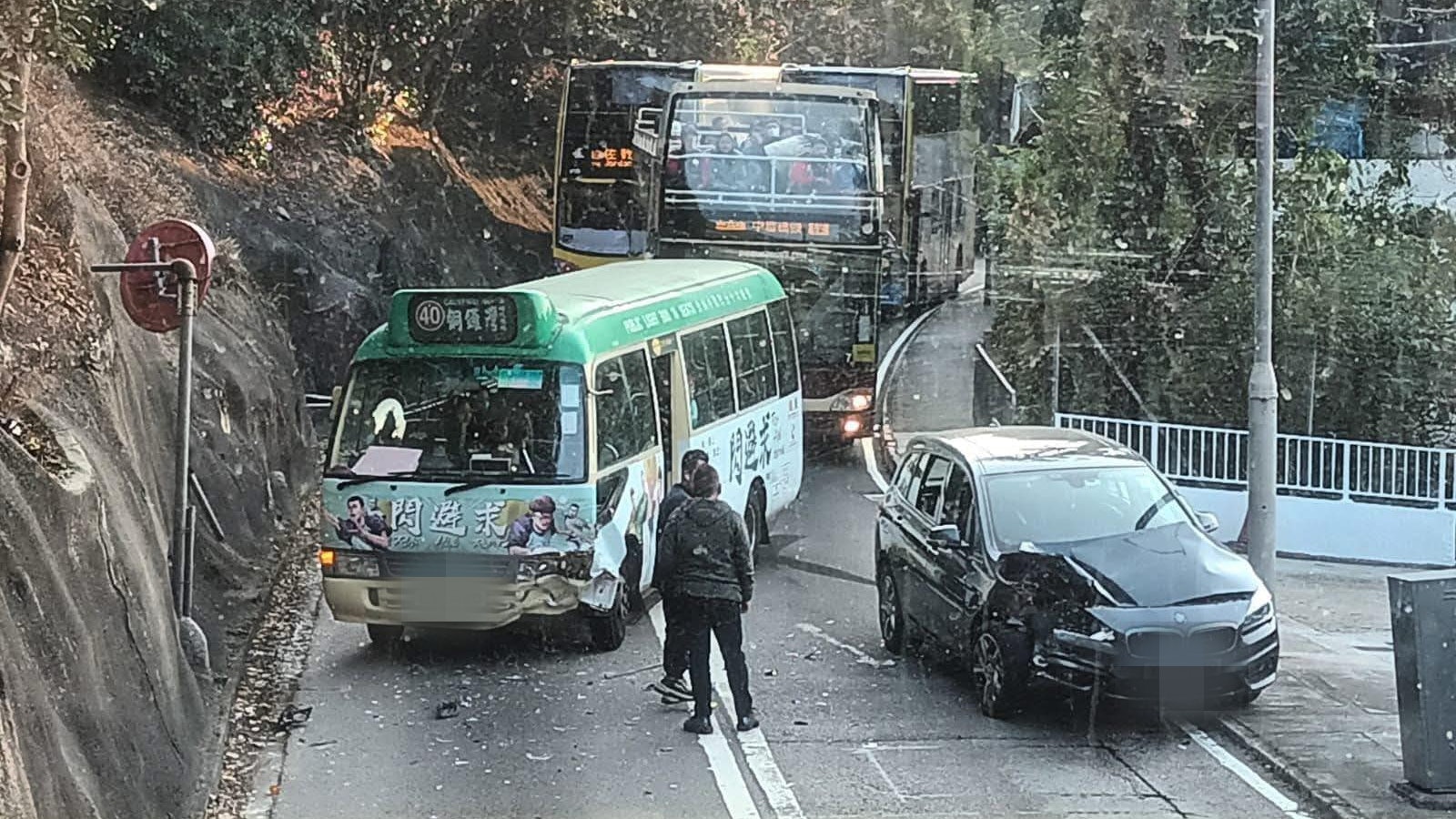 淺水灣道私家車小巴相撞3人送院 私家車司機據報一度半昏迷 淺水灣道私家車小巴相撞3人送院 私家車司機據報一度半昏迷