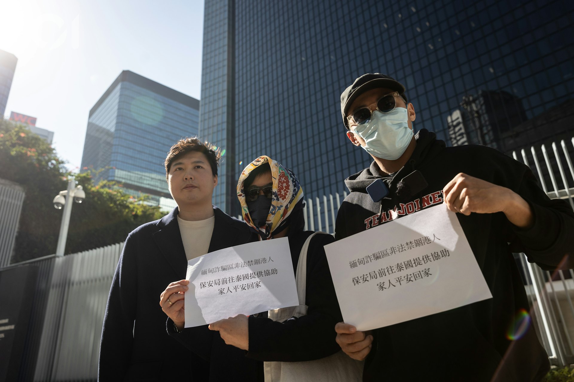 保安局官員今日聯同警務署和入境事務處專責小組成員前往泰國,進一步跟進緬甸詐騙園區非法禁錮港人事件。余德寶(左)和兩名被困人士家屬Mary(中)及Kelvin(右)見記者,發表回應。(廖雁雄攝) 保安局官員今日聯同警務署和入境事務處專責小組成員前往泰國,進一步跟進緬甸詐騙園區非法禁錮港人事件。余德寶(左)和兩名被困人士家屬Mary(中)及Kelvin(右)見記者,發表回應。(廖雁雄攝)