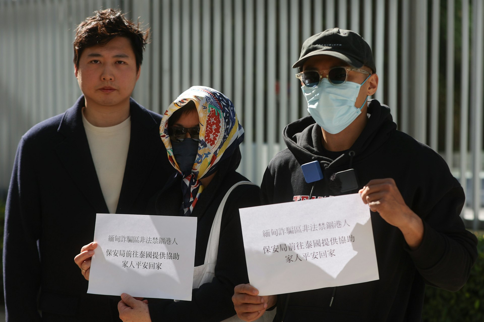 保安局官員今日聯同警務署和入境事務處專責小組成員前往泰國,進一步跟進緬甸詐騙園區非法禁錮港人事件。余德寶(左)和兩名被困人士家屬Mary(中)及Kelvin(右)見記者,發表回應。(廖雁雄攝) 保安局官員今日聯同警務署和入境事務處專責小組成員前往泰國,進一步跟進緬甸詐騙園區非法禁錮港人事件。余德寶(左)和兩名被困人士家屬Mary(中)及Kelvin(右)見記者,發表回應。(廖雁雄攝)