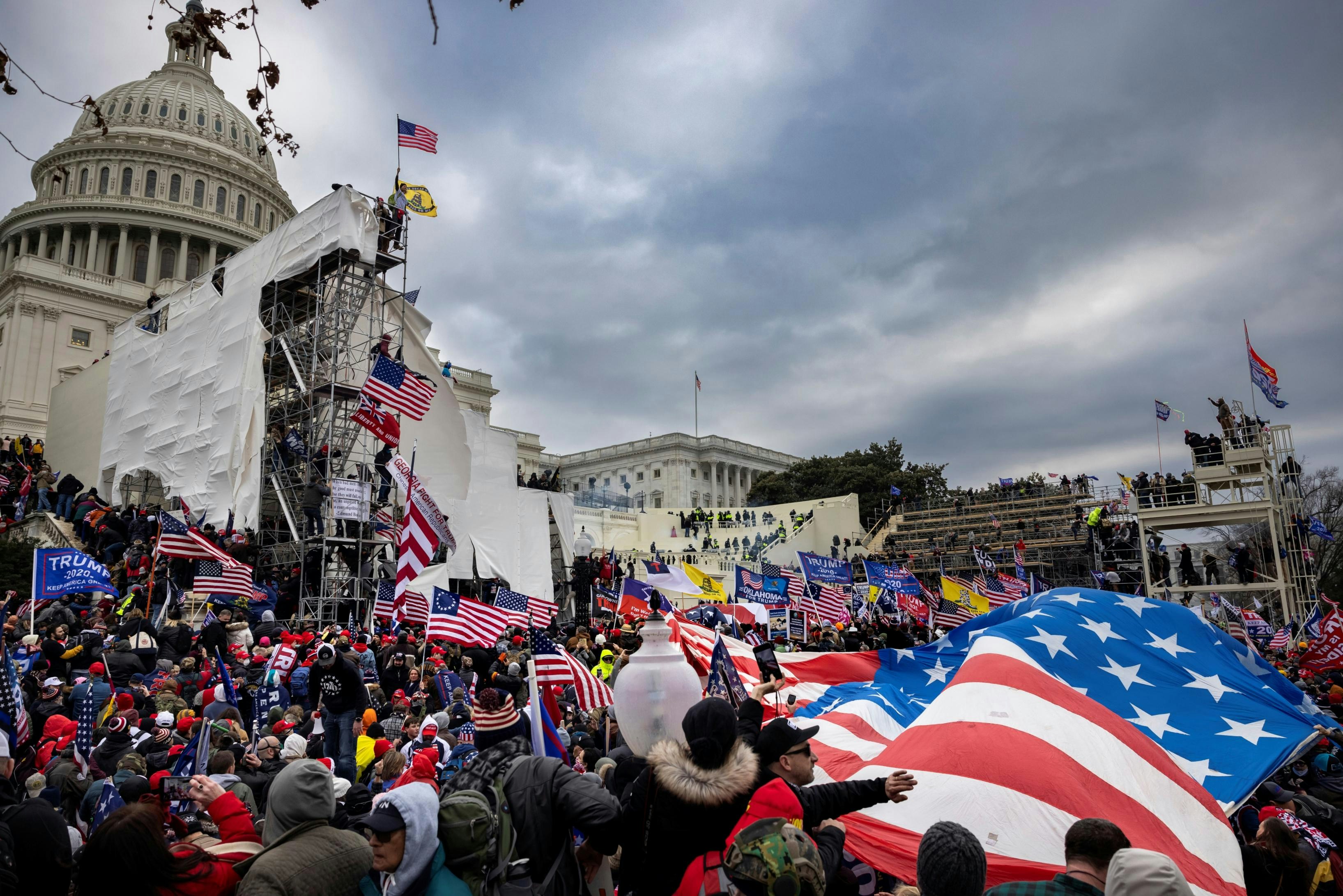 ͼΪ202116գʱͳգDonald Trump֧߾ۼܾ2020ͳѡΧ¹ɽׯ¥ҡ Getty Images