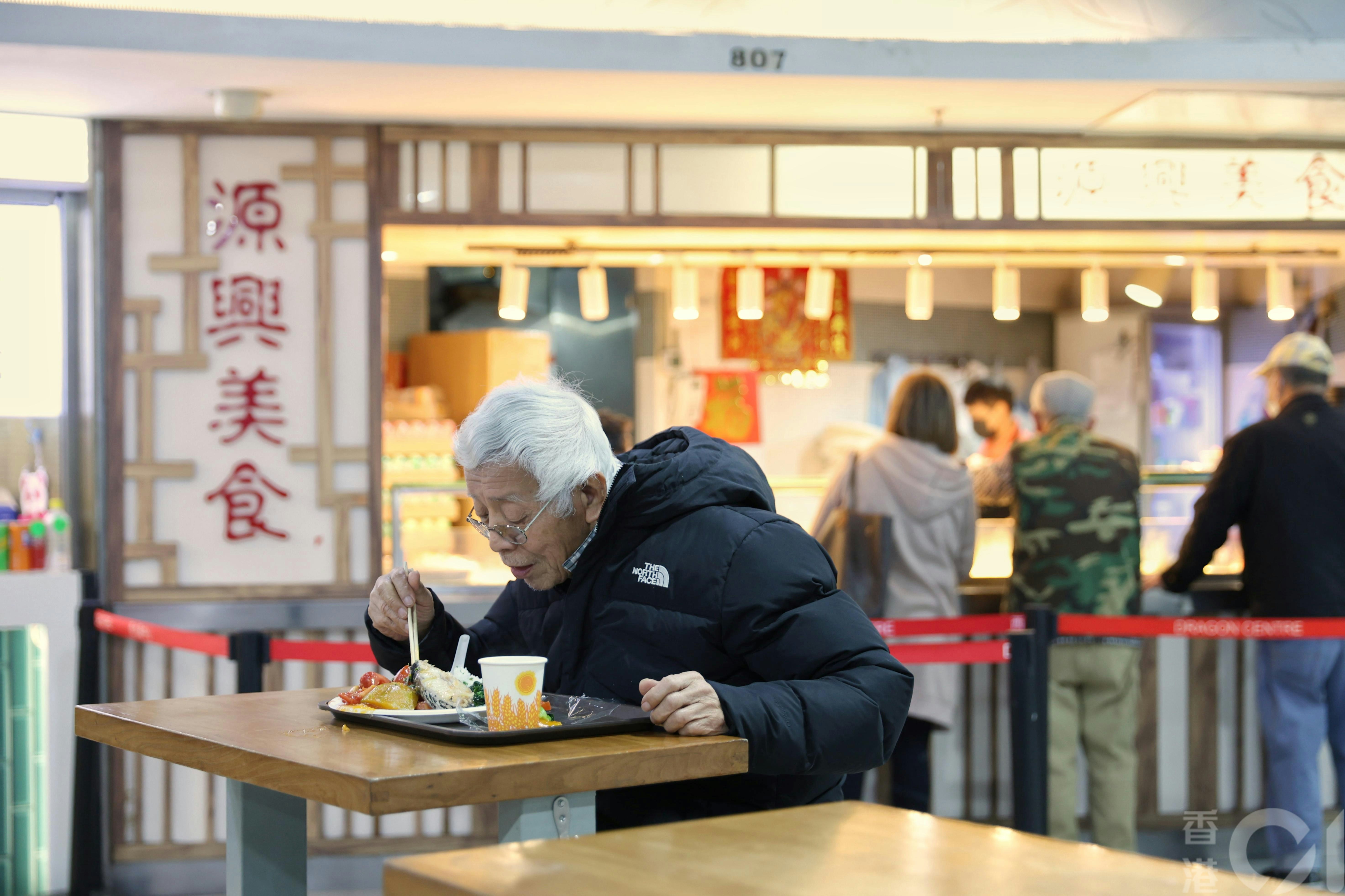 YouTuber熊仔頭父母經營、位於西九龍中心的「源興美食」即將結業。此店早於1999年便開始經營現時大受歡迎的兩餸飯，被譽爲兩餸飯始祖。（鄭子峰攝）