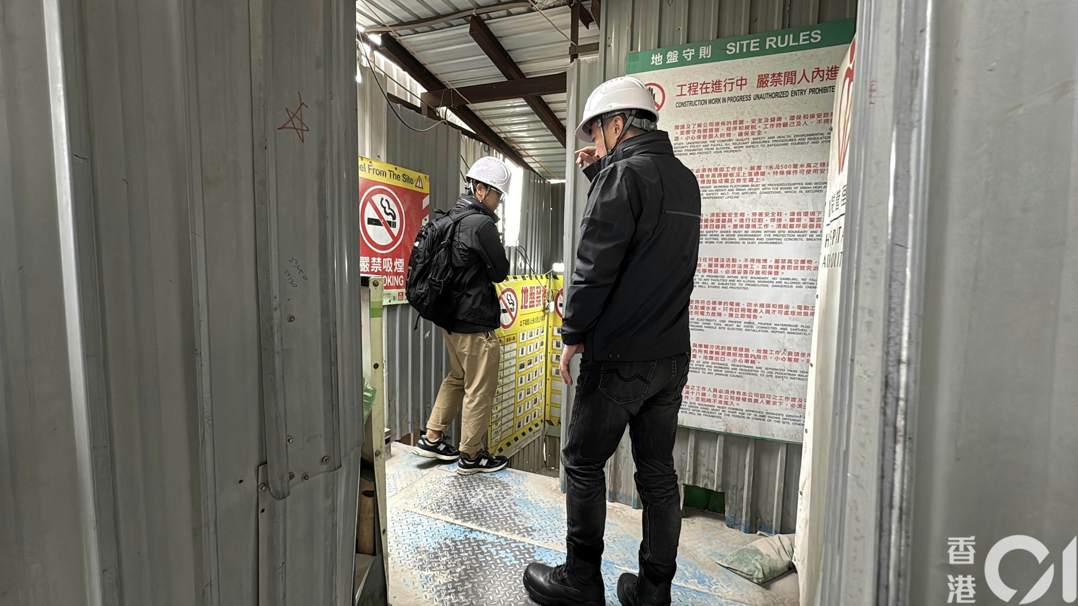 警方東九龍重案組今早重返地盤了解及協助調查事故。（翁鈺輝攝）