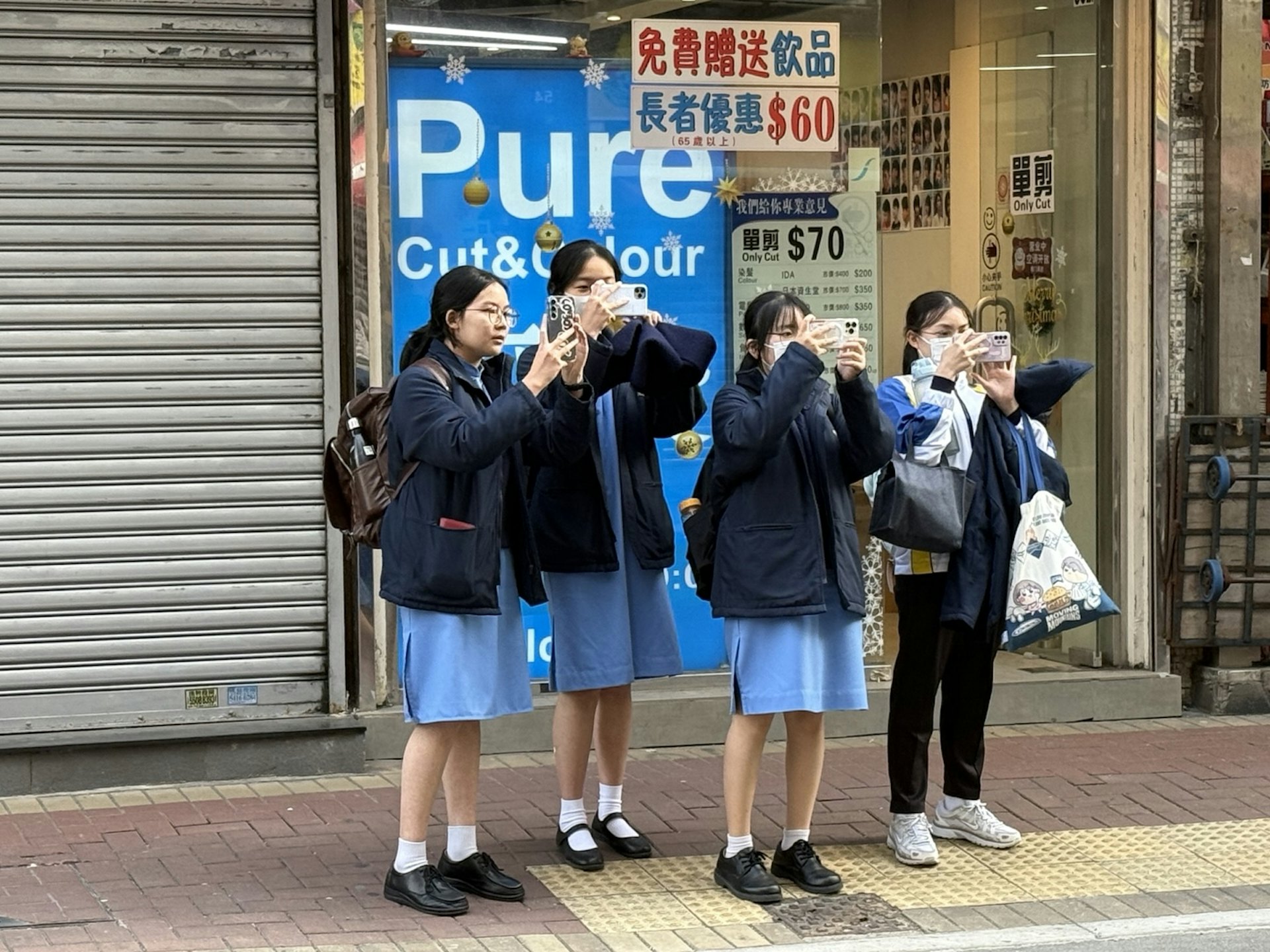 學生分成小組進行社區採訪,同學都投入地用手機記錄。 學生分成小組進行社區採訪,同學都投入地用手機記錄。