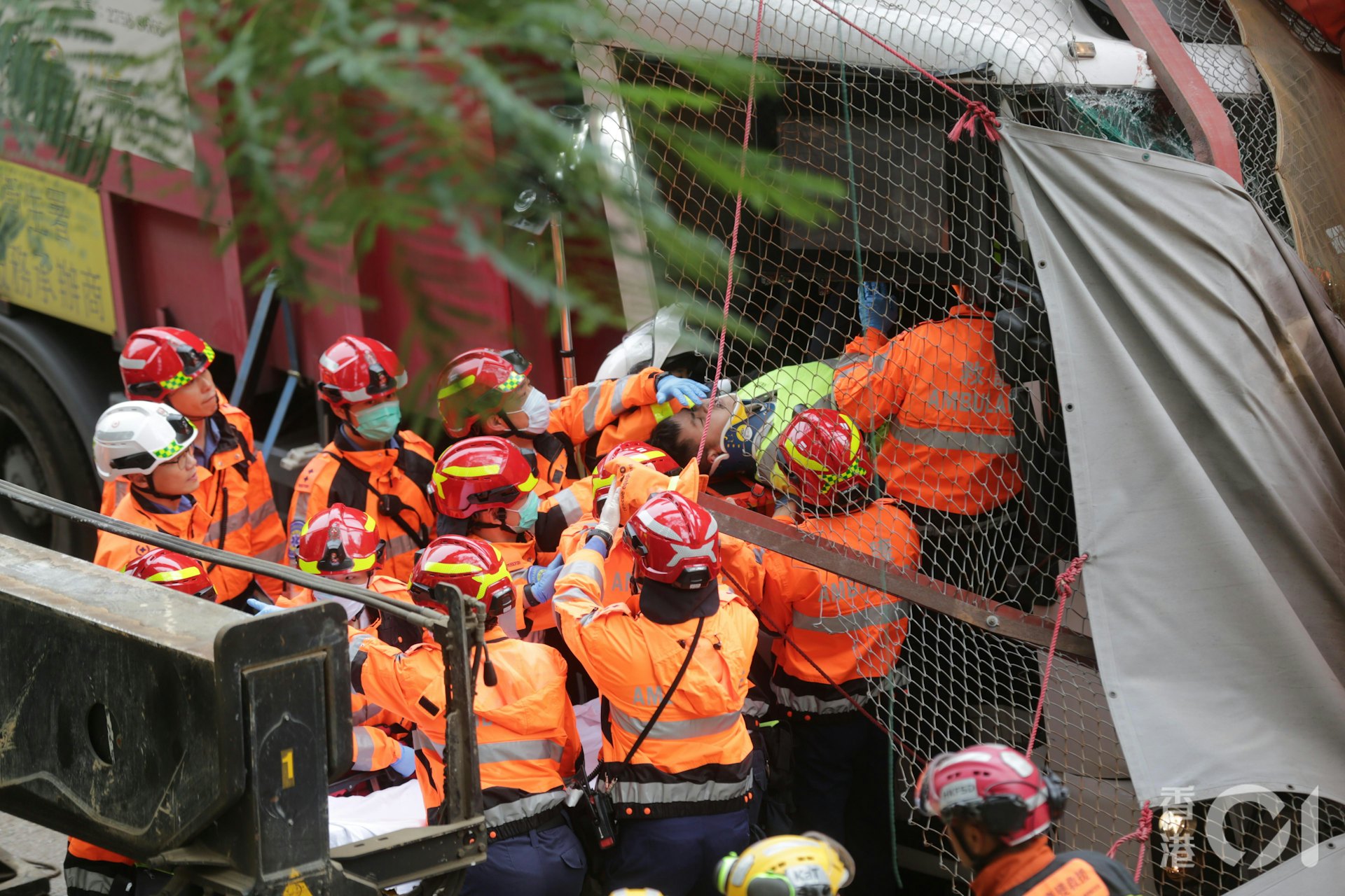 消防召吊臂車協助救援,花約3小時救出被困垃圾車乘客。(黃偉民攝) 消防召吊臂車協助救援,花約3小時救出被困垃圾車乘客。(黃偉民攝)