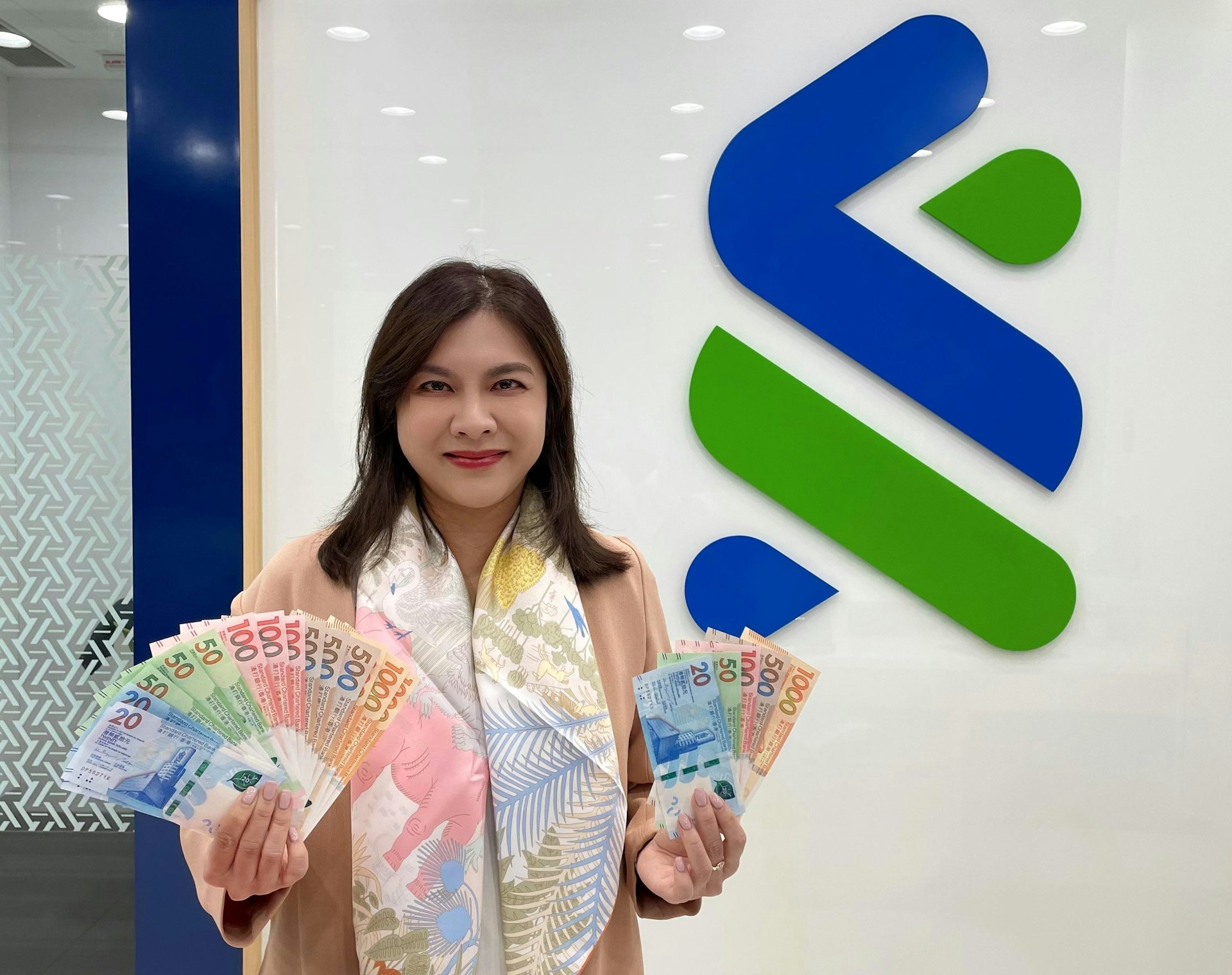 羅倩兒表示,新鈔換領首日運作暢順,考慮到去年市民對預訂服務的反應踴躍,今年將整體預訂名額增加兩成半,當中新鈔套裝於半日內已爆滿。(受訪者提供) 羅倩兒表示,新鈔換領首日運作暢順,考慮到去年市民對預訂服務的反應踴躍,今年將整體預訂名額增加兩成半,當中新鈔套裝於半日內已爆滿。(受訪者提供)
