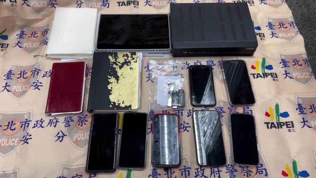 警方從王姓作家住處查扣手機、筆記型電腦、隨身硬碟、筆記本等證物，訊後依殺人罪嫌移送北檢偵辦。（警方提供）