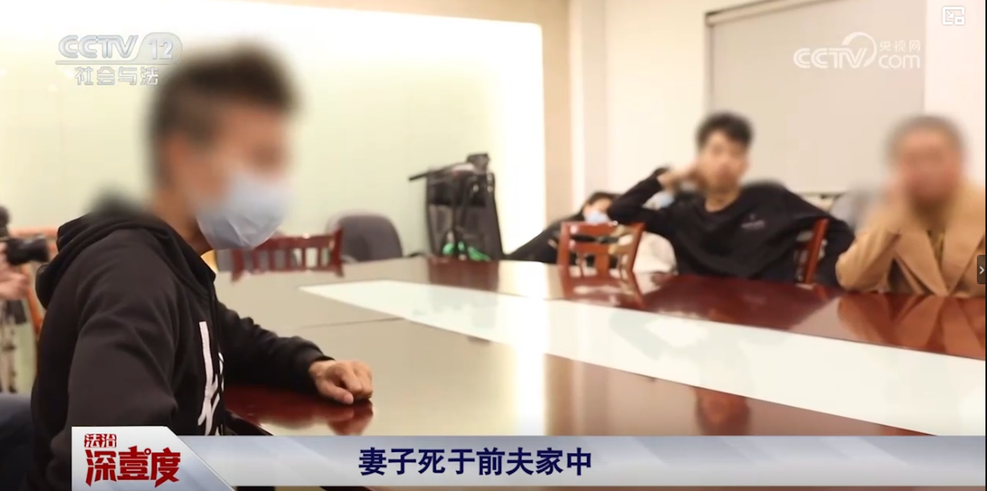 男事主(左)被外母(右)告上法庭,死者前夫(中)解釋前妻當晚為何上門。(央視影片截圖) 男事主(左)被外母(右)告上法庭,死者前夫(中)解釋前妻當晚為何上門。(央視影片截圖)