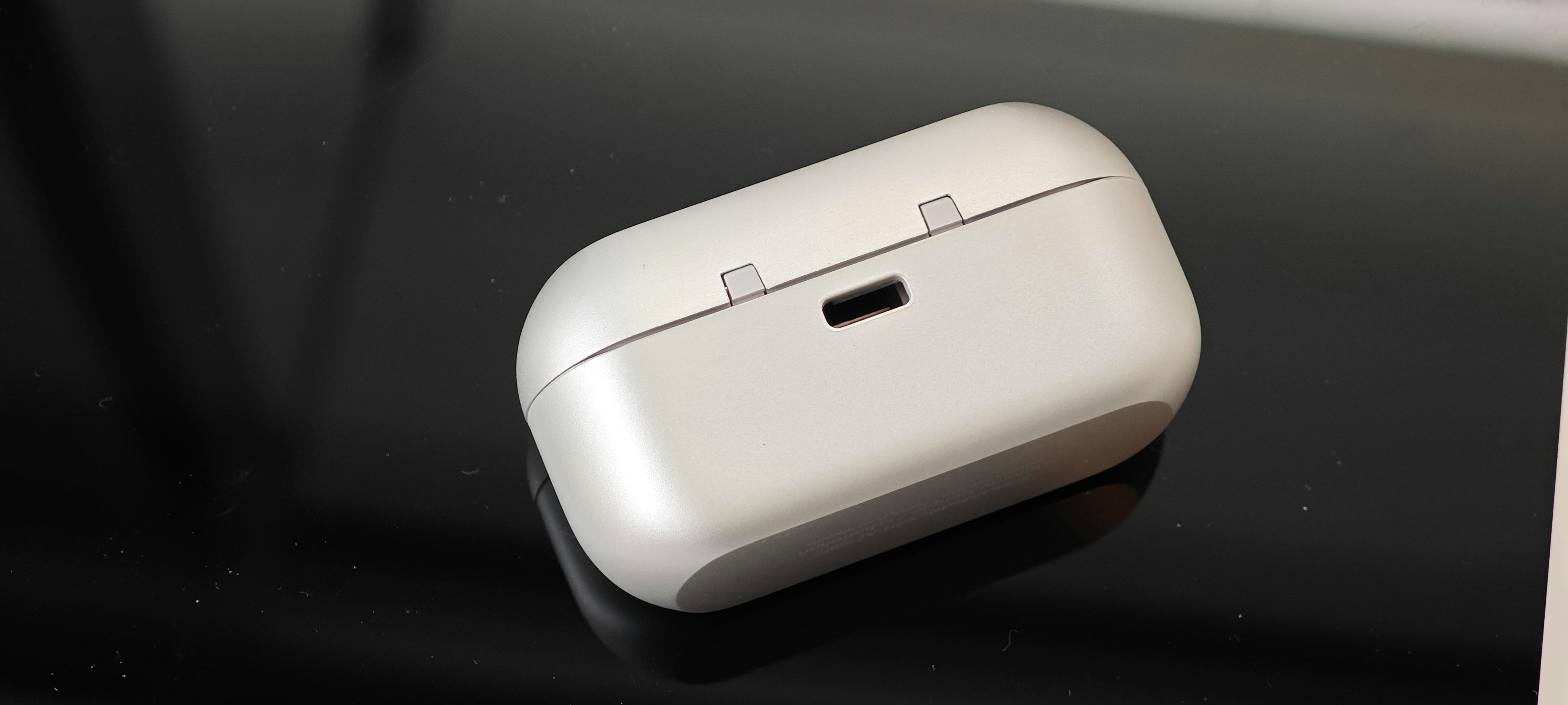 這款耳機配備了Qi規格的無線充電盒，可在使用AAC播放時為原本10小時的續航時間額外增加28小時