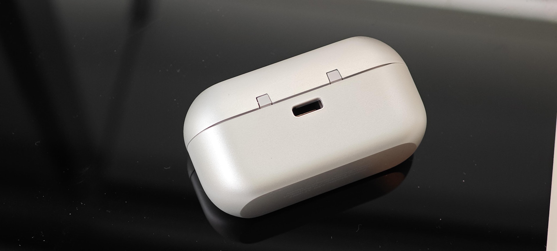 這款耳機配備了Qi規格的無線充電盒,可在使用AAC播放時為原本10小時的續航時間額外增加28小時