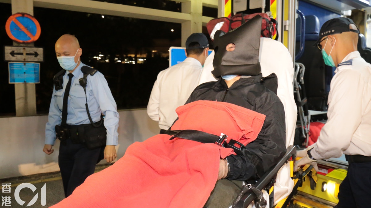 尖沙咀警署發生搶槍案,涉案休班警被捕後鎖上手銬、黑布蒙頭被送院治理。(梁偉權攝) 尖沙咀警署發生搶槍案,涉案休班警被捕後鎖上手銬、黑布蒙頭被送院治理。(梁偉權攝)