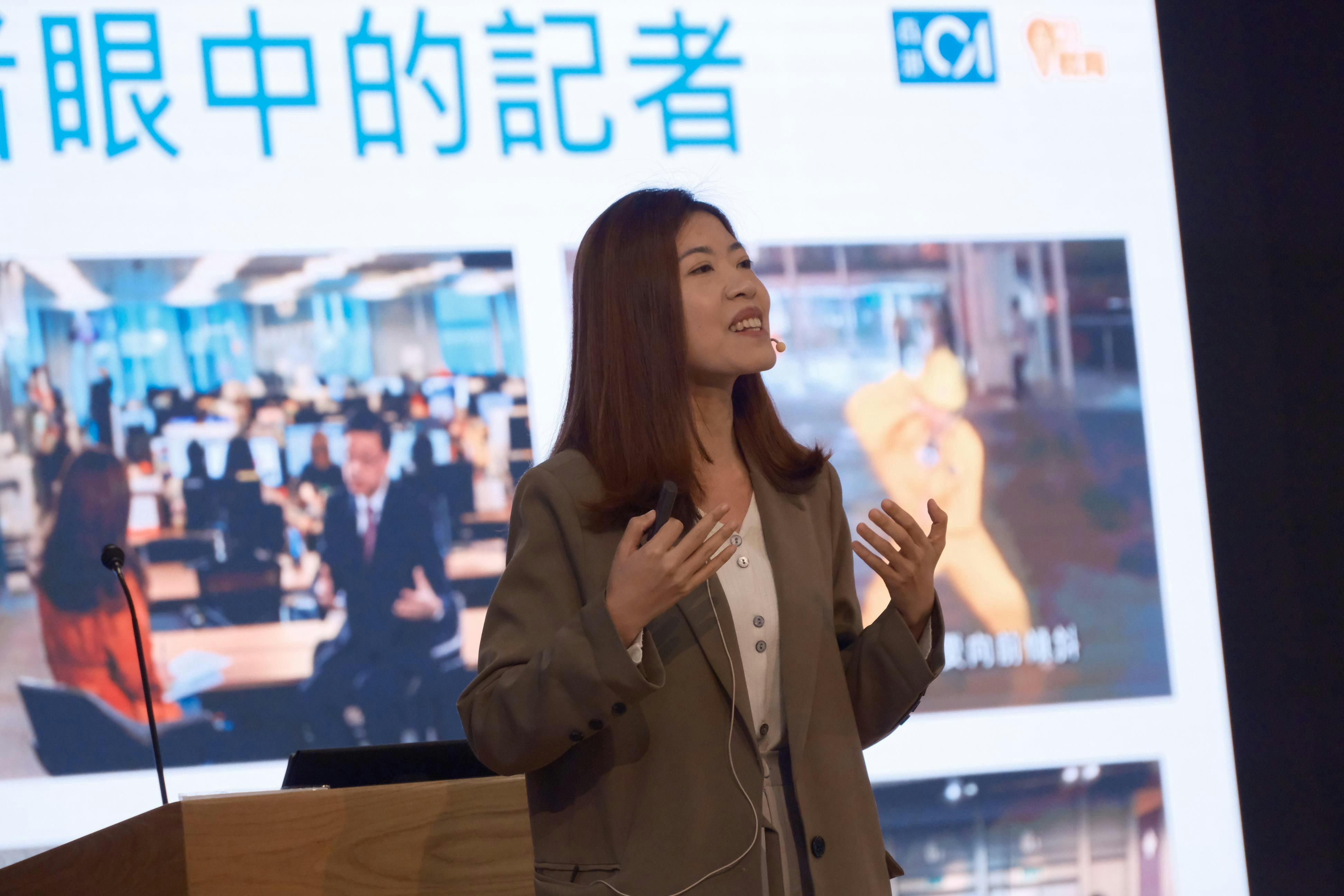 《香港01》首席記者黃雲娜早前到聖傑靈女子中學，為近400位中四至中六級學生舉行「深度新聞分享」學生講座。（盧翊銘攝）
