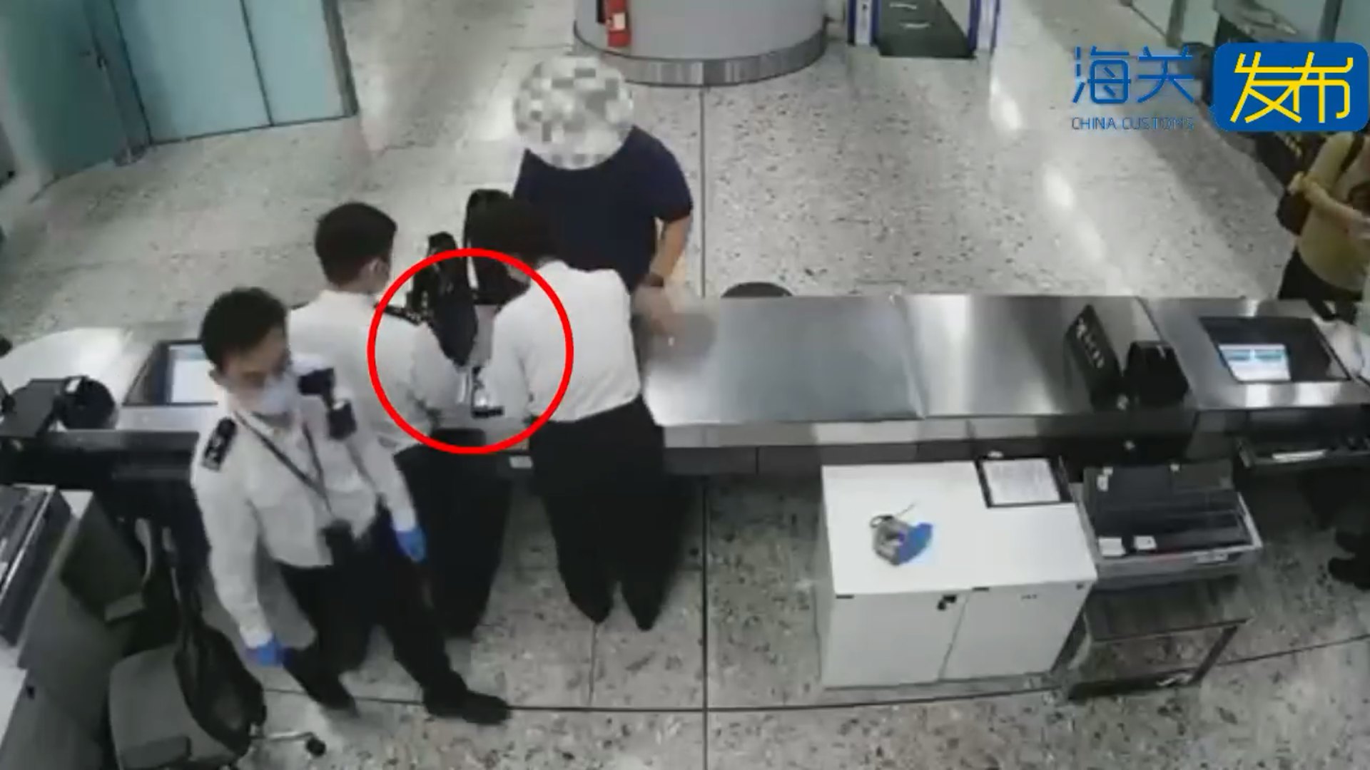男子背囊中違規攜帶翡翠製品22件。(海關發布) 男子背囊中違規攜帶翡翠製品22件。(海關發布)