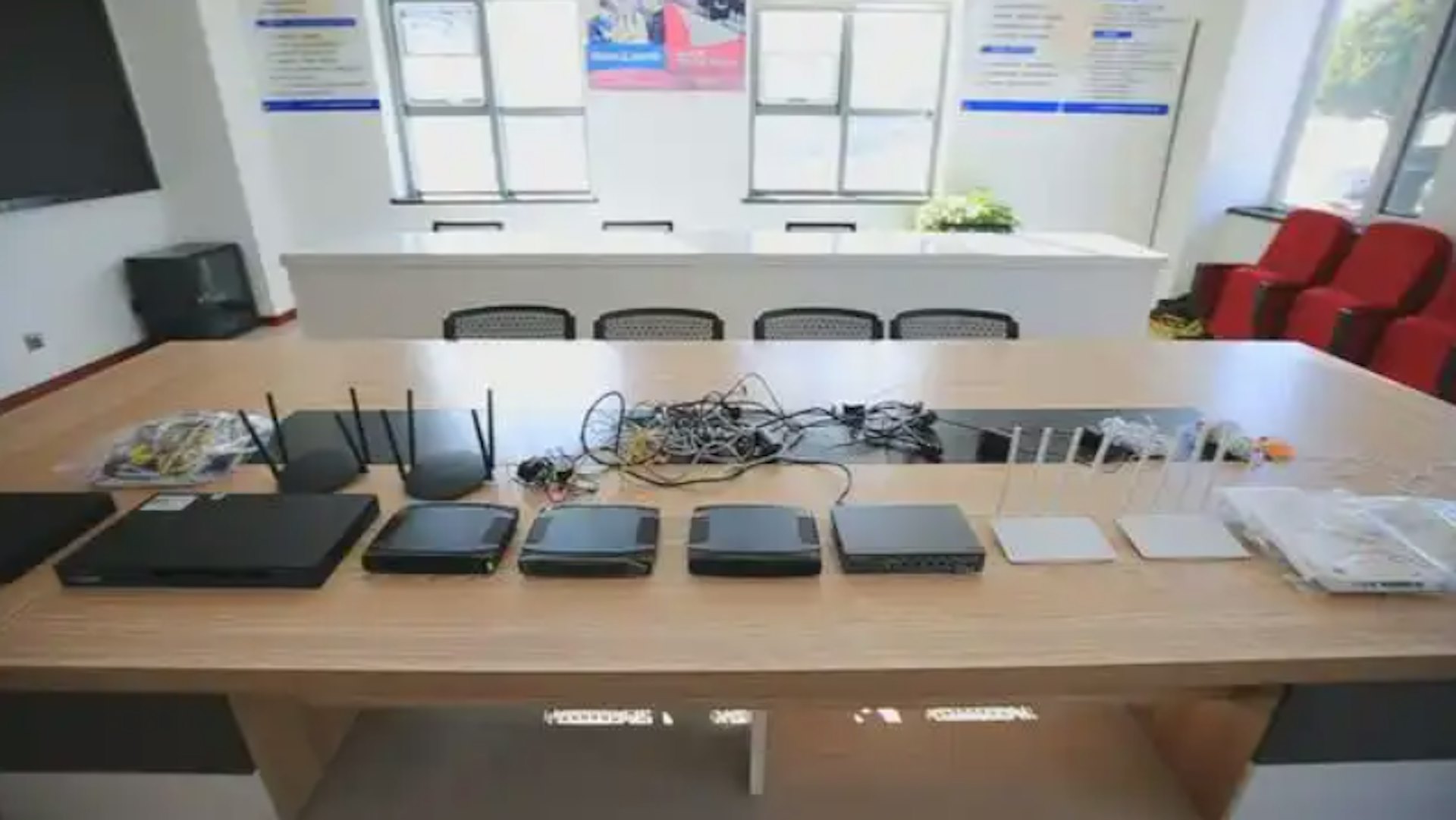 內地警方查獲虛擬撥號設備GOIP。(網絡圖片) 內地警方查獲虛擬撥號設備GOIP。(網絡圖片)