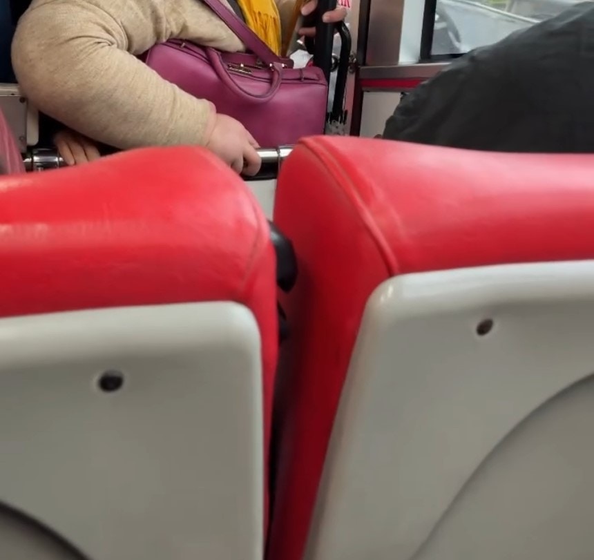 網傳影片，台灣1名坐在博愛座的高中職業學校女學生與站在她前面的1名婦女因讓座問題起爭議。據報，該名婦人是老師。（「lisa_the_real_one」Threads影片截圖）