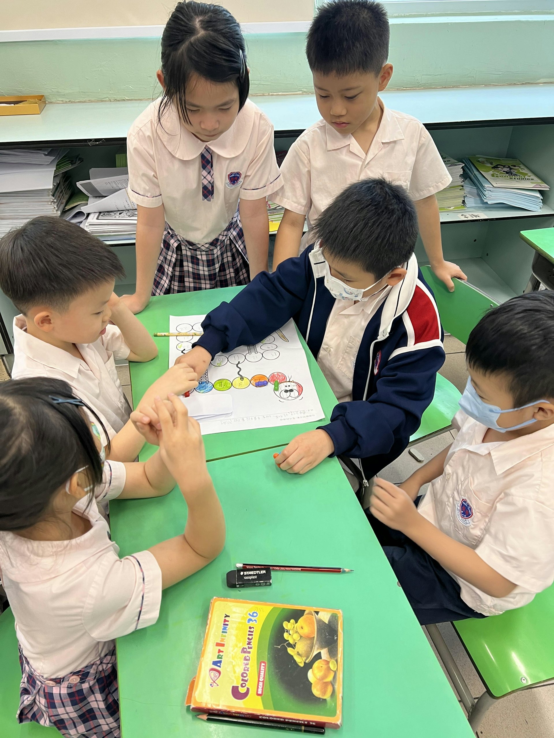 筆者學校的下午綜合課提供機會讓同學互動,並一起分享成果。(張樂霈校長提供) 筆者學校的下午綜合課提供機會讓同學互動,並一起分享成果。(張樂霈校長提供)