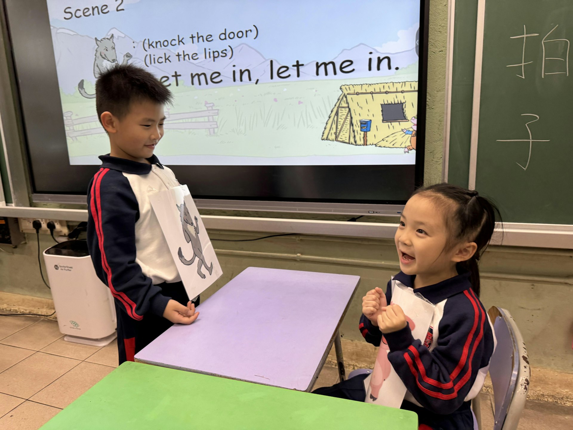 筆者學校一年級的同學改編Three Little Pigs,共同創作結局,更在班中演出。(張樂霈校長提供) 筆者學校一年級的同學改編Three Little Pigs,共同創作結局,更在班中演出。(張樂霈校長提供)