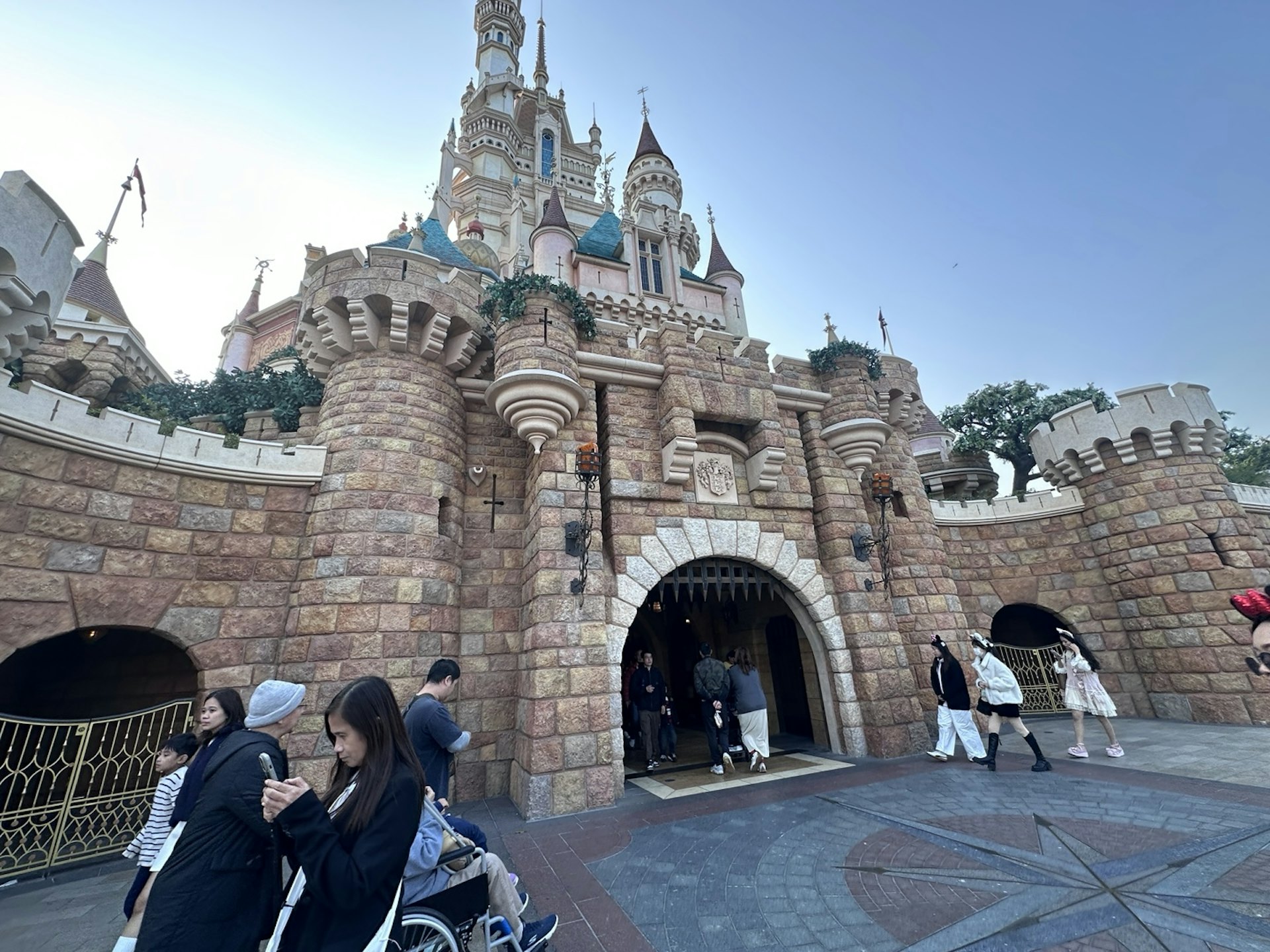 1月16日星期四雖是平日,但仍然有大批市民及遊客到迪士尼樂園。(倪清江攝) 1月16日星期四雖是平日,但仍然有大批市民及遊客到迪士尼樂園。(倪清江攝)