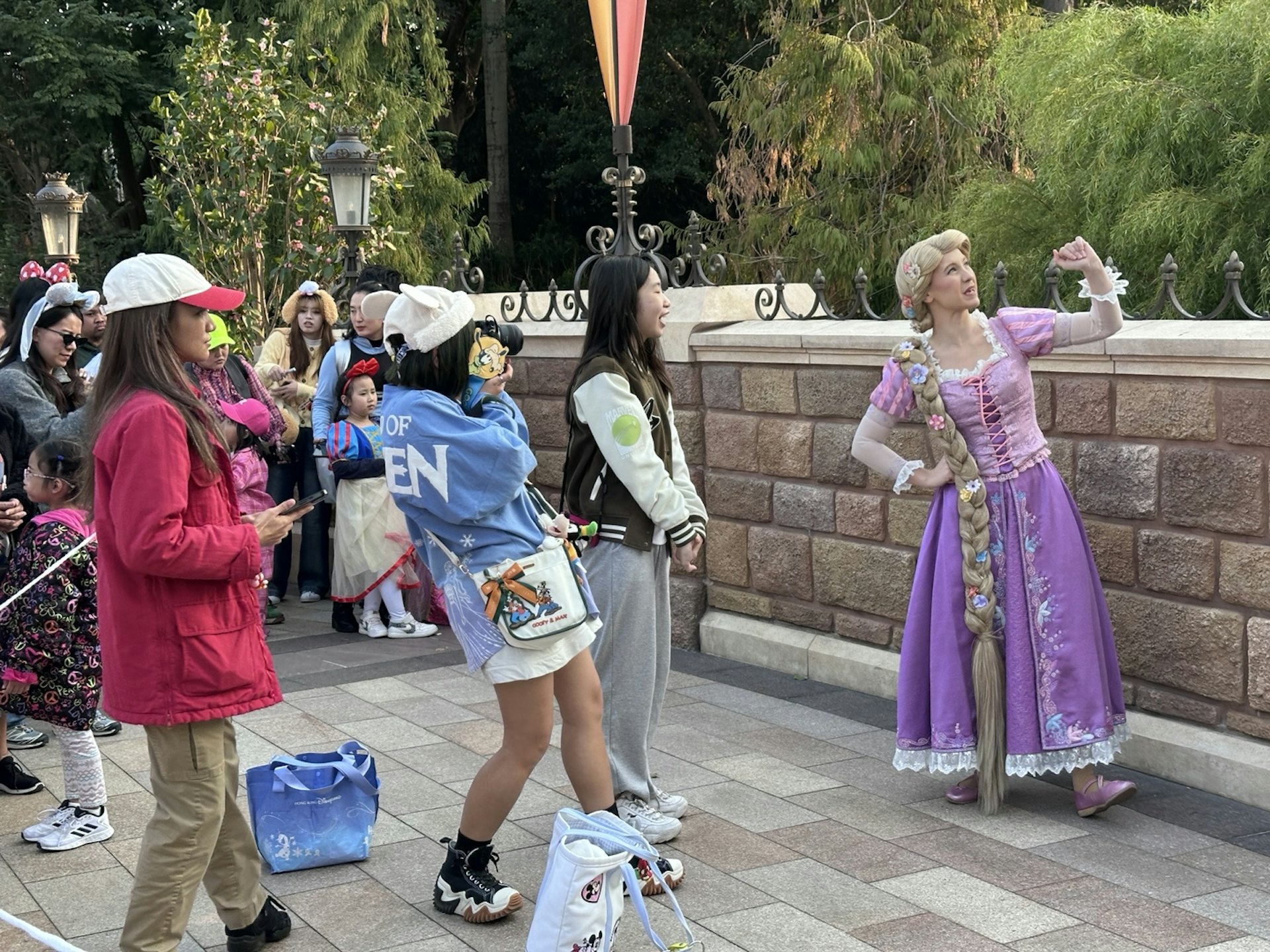 1月16日星期四雖是平日,但仍然有大批市民及遊客到迪士尼樂園。(倪清江攝) 1月16日星期四雖是平日,但仍然有大批市民及遊客到迪士尼樂園。(倪清江攝)