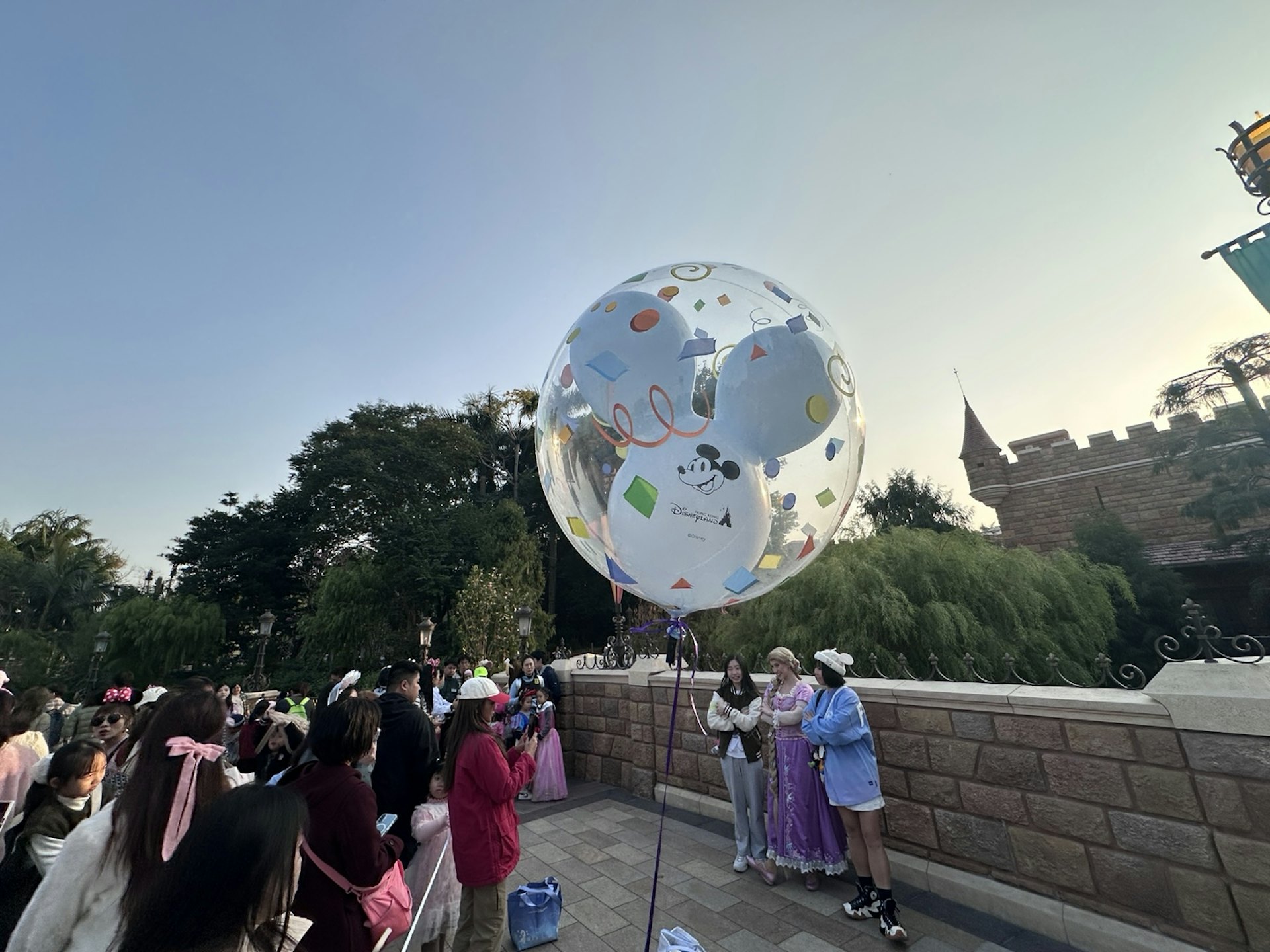 1月16日星期四雖是平日,但仍然有大批市民及遊客到迪士尼樂園。(倪清江攝) 1月16日星期四雖是平日,但仍然有大批市民及遊客到迪士尼樂園。(倪清江攝)