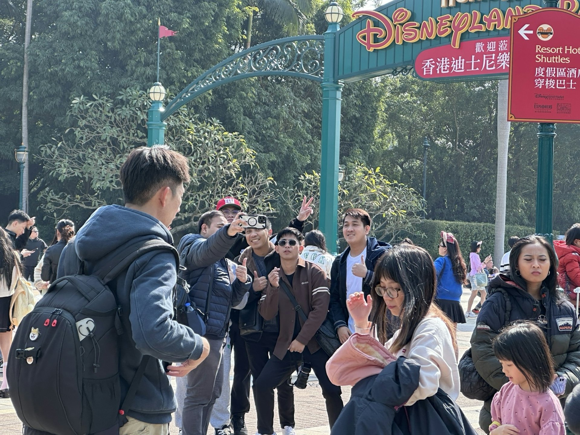 1月16日星期四雖是平日,但仍然有大批市民及遊客到迪士尼樂園。(倪清江攝) 1月16日星期四雖是平日,但仍然有大批市民及遊客到迪士尼樂園。(倪清江攝)