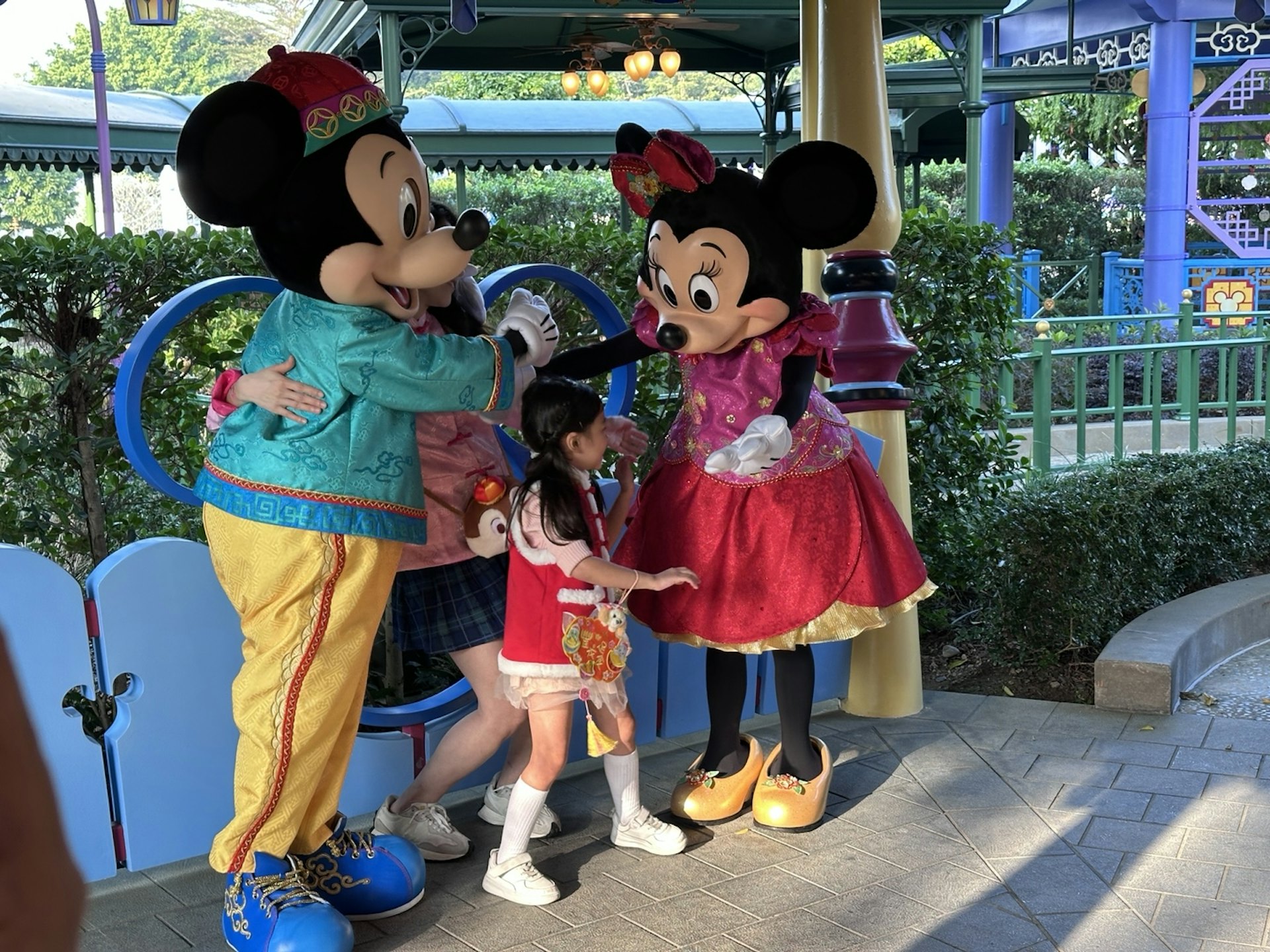 迪士尼樂園正推出蛇年新春慶祝活動,米奇和米妮都穿上傳統中式喜慶服飾。(倪清江攝) 迪士尼樂園正推出蛇年新春慶祝活動,米奇和米妮都穿上傳統中式喜慶服飾。(倪清江攝)