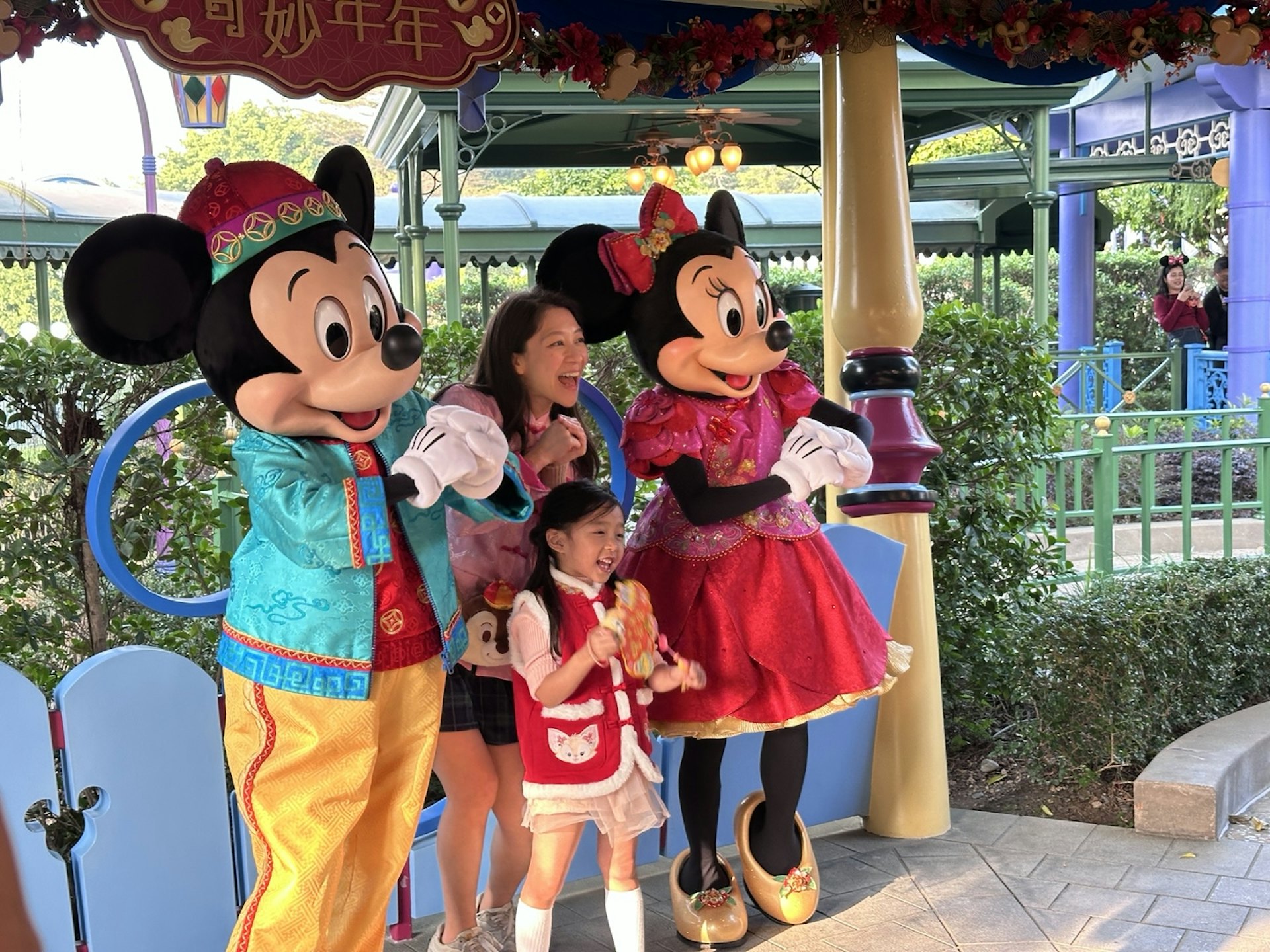 迪士尼樂園正推出蛇年新春慶祝活動,米奇和米妮都穿上傳統中式喜慶服飾。(倪清江攝) 迪士尼樂園正推出蛇年新春慶祝活動,米奇和米妮都穿上傳統中式喜慶服飾。(倪清江攝)