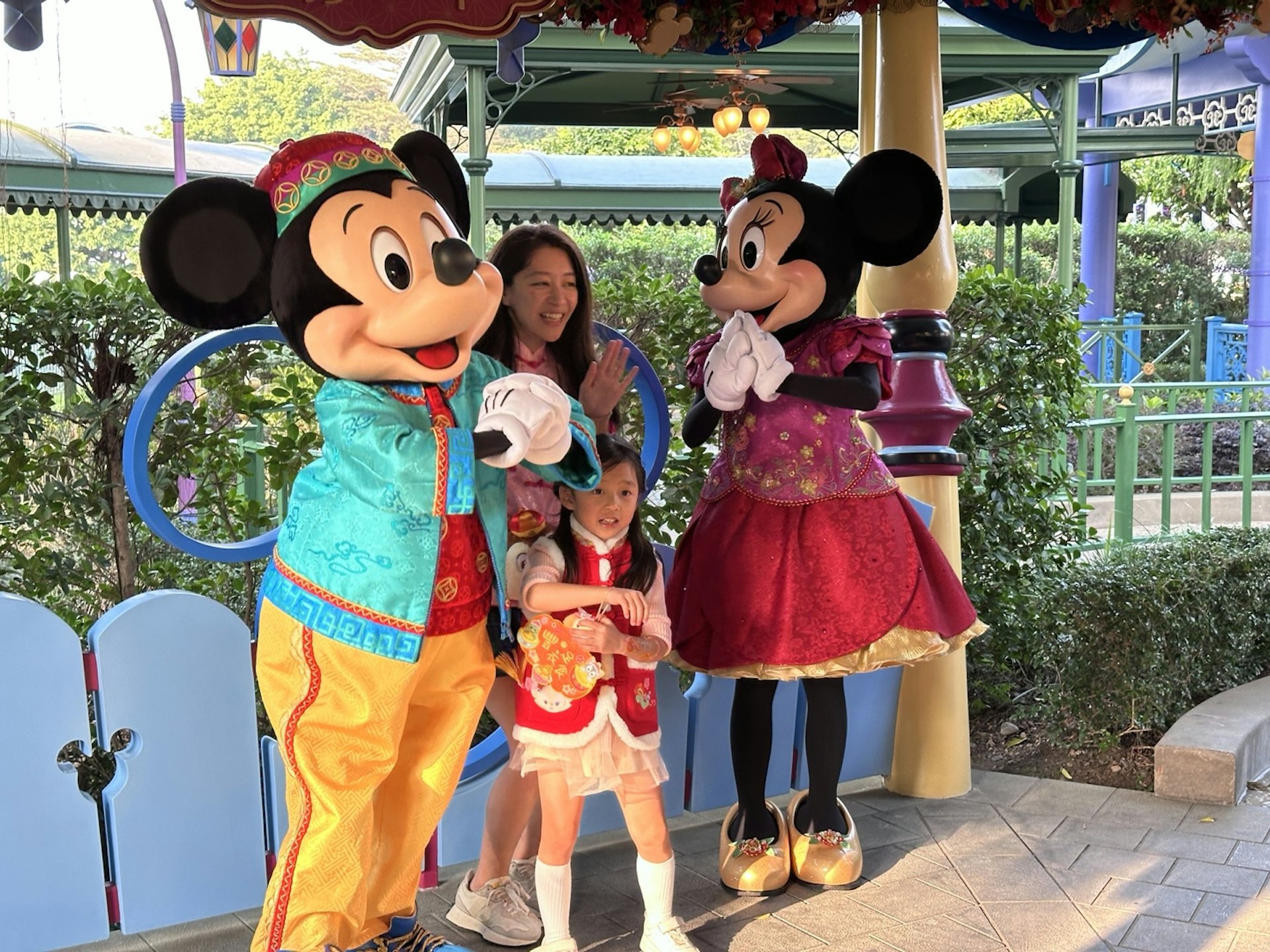 迪士尼樂園正推出蛇年新春慶祝活動,米奇和米妮都穿上傳統中式喜慶服飾。(倪清江攝) 迪士尼樂園正推出蛇年新春慶祝活動,米奇和米妮都穿上傳統中式喜慶服飾。(倪清江攝)